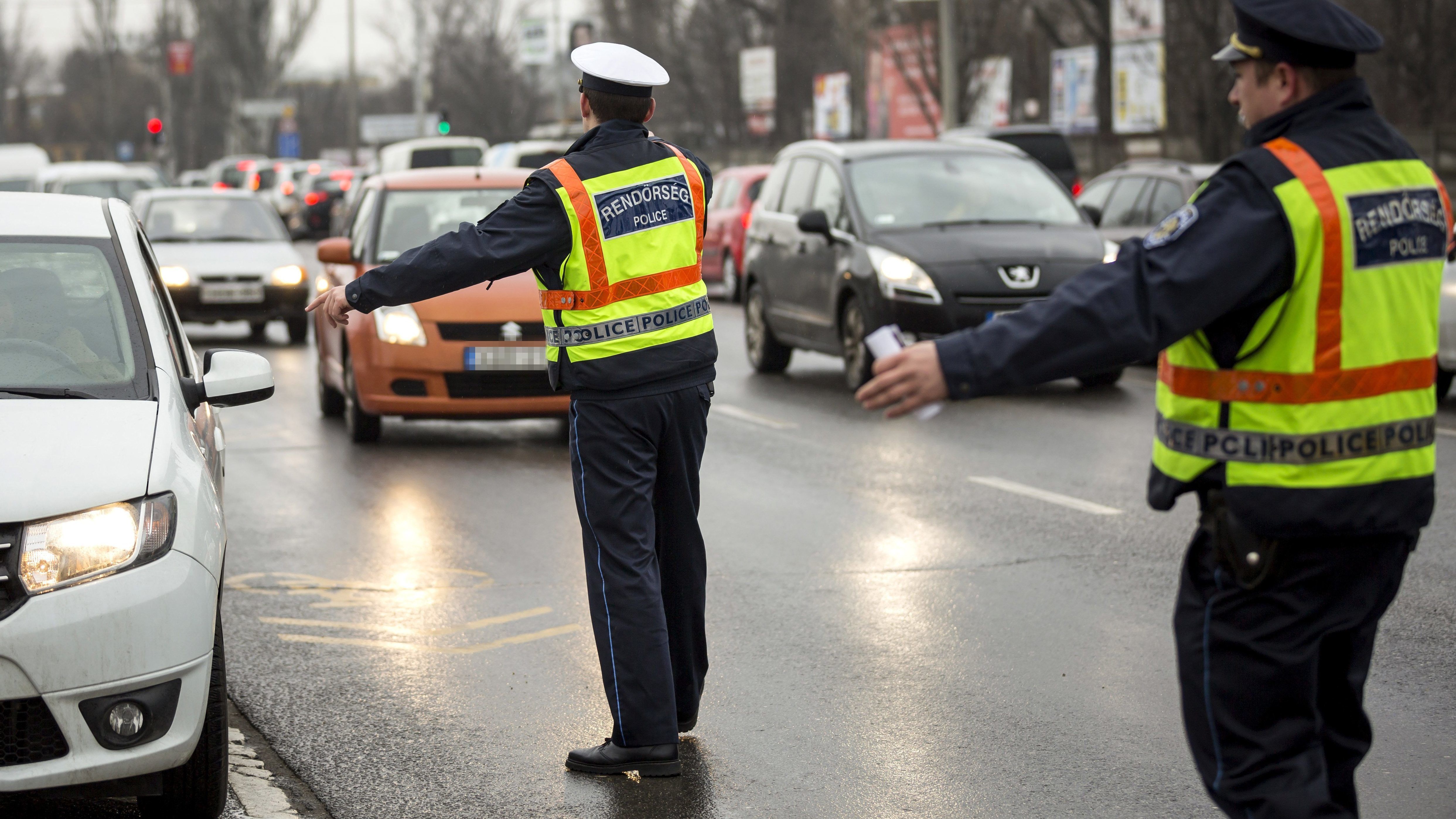 Fokozott rendőri ellenőrzést rendeltek el nyolc megyében