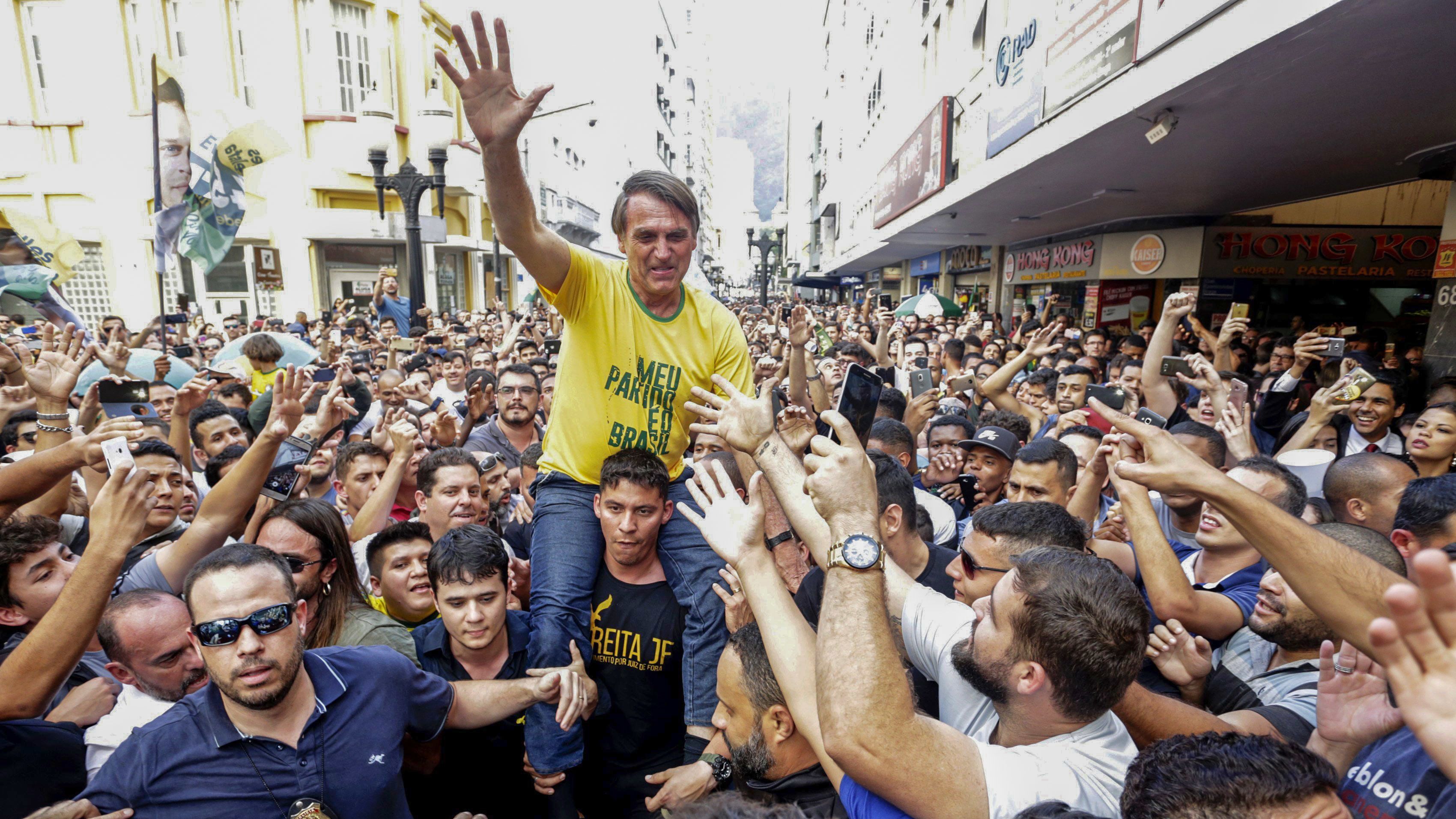 Messiásnak nevezi magát, és beszántaná a parlamentet a brazil elnökválasztás esélyese