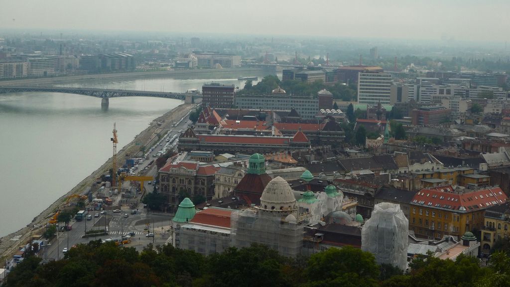 Nyüzsgő, modern negyed is fogadhatná a Petőfi hídon át Budára érkezőket