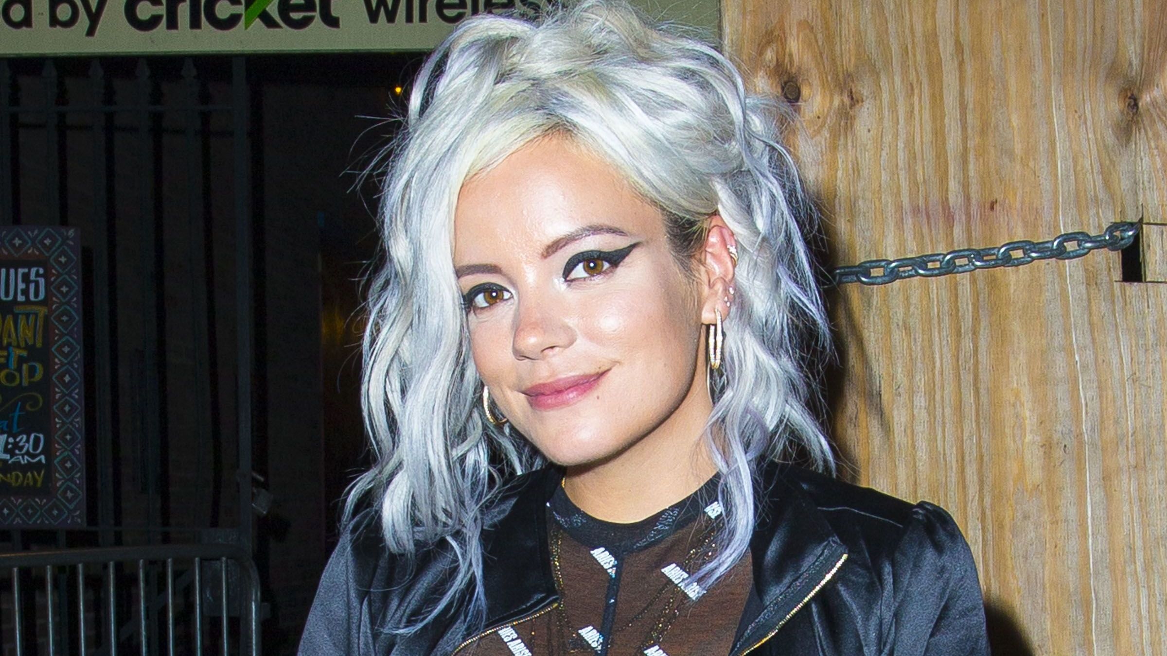 Azokat a mellbimbókat bizony kicsit sem takargatja Lily Allen