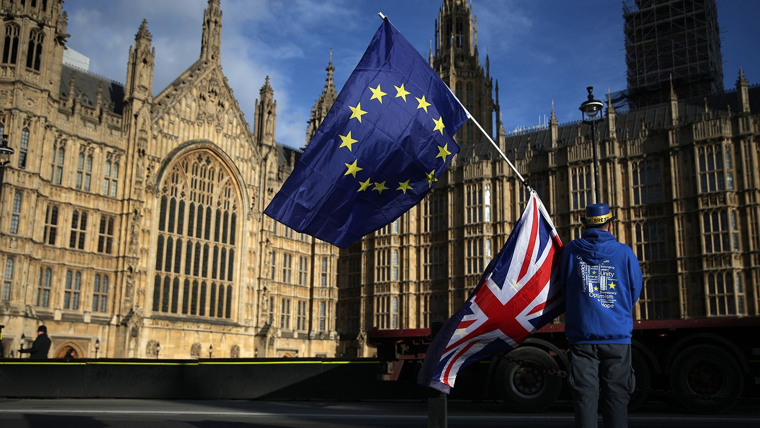 Zuhan az angol font, lemondtak a brit kulcsminiszterek az EU-egyezség után