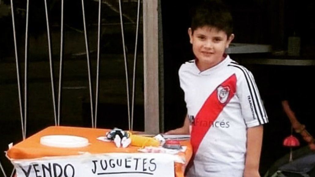 A játékait akarta eladni a kisfiú, hogy eljusson kedvenc csapata nagy meccsére