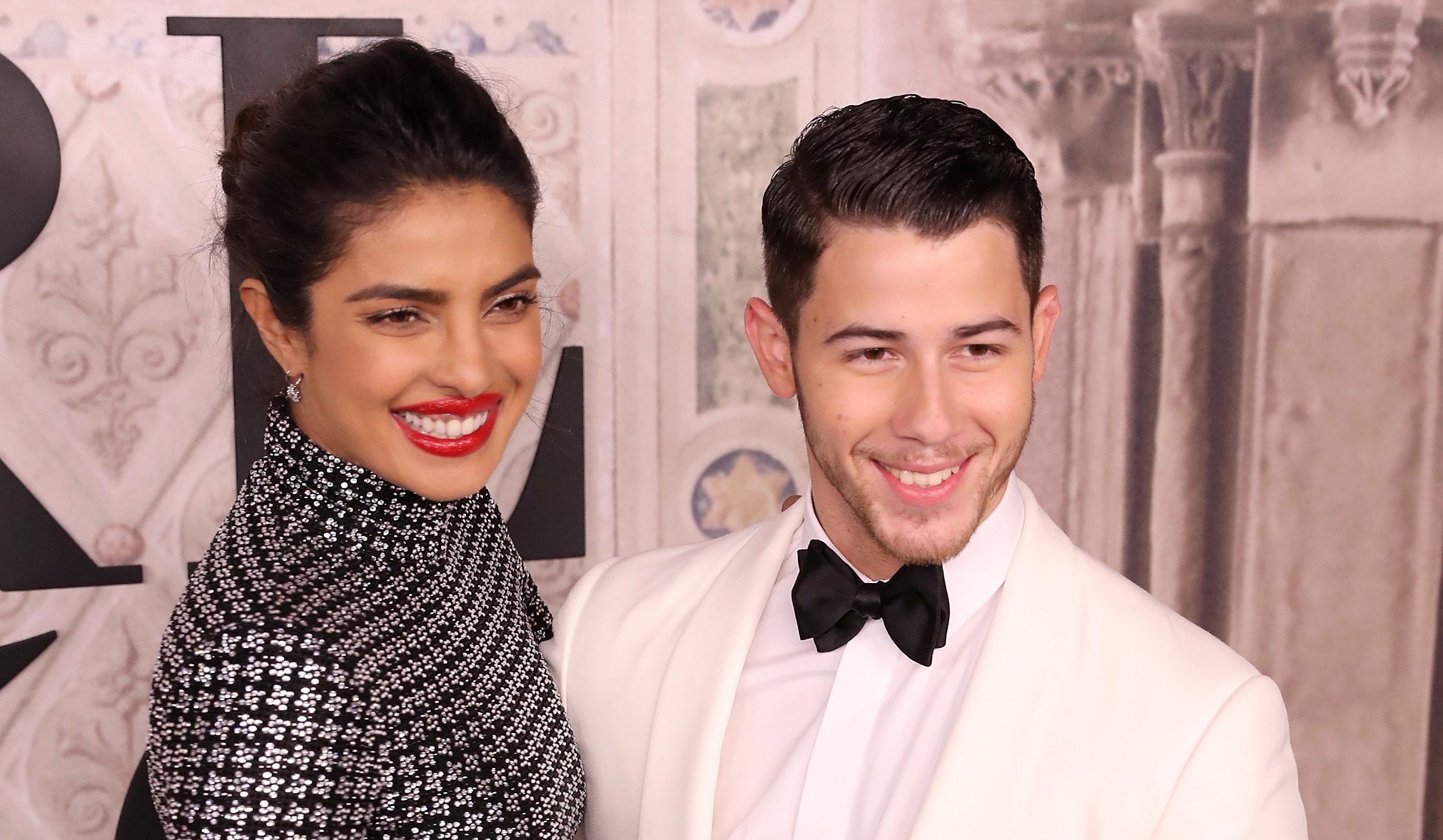 Nick Jonas és Priyanka Chopra esküvői tortáját láncfűrésszel is nehéz lenne szeletelni