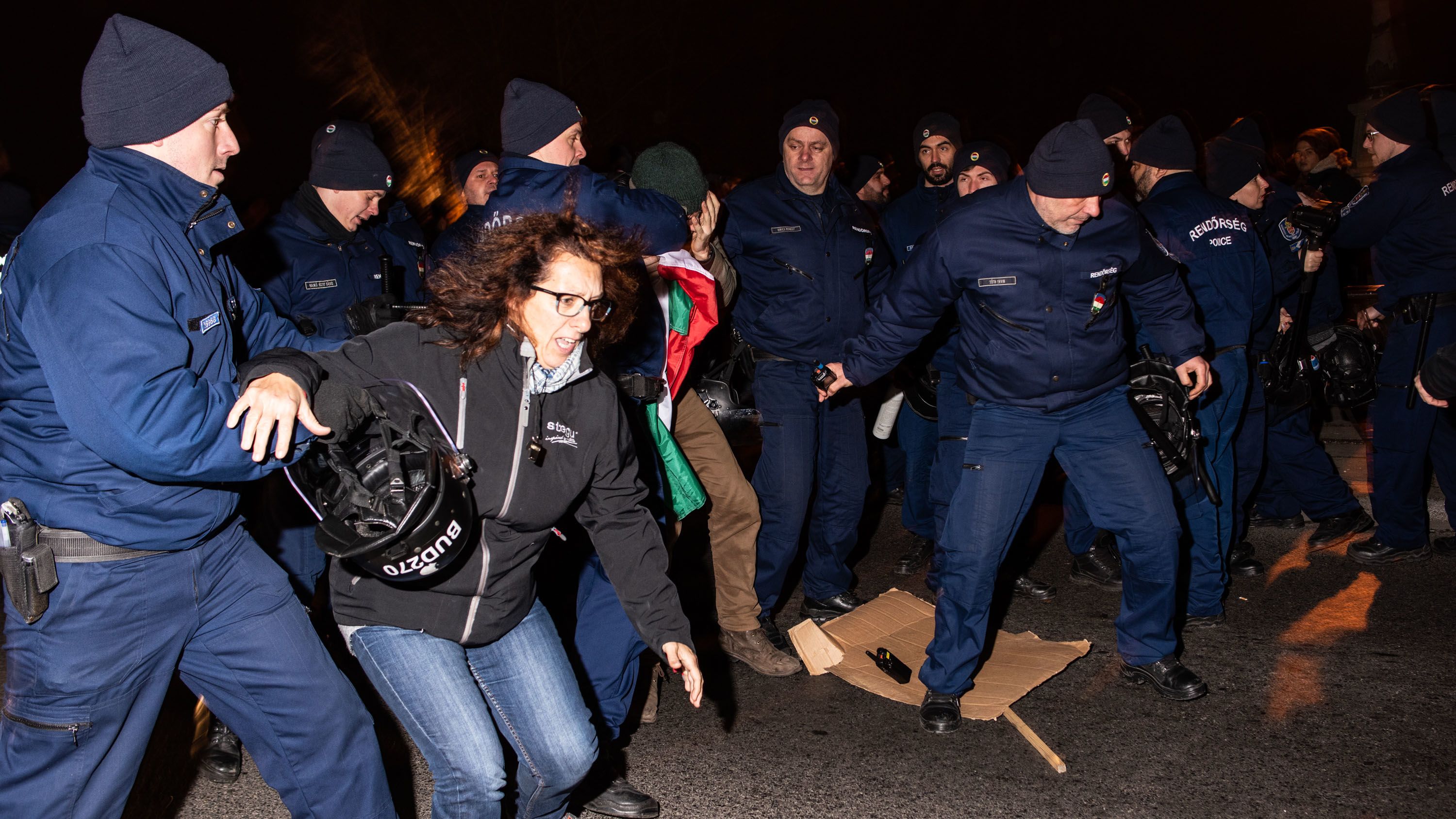 „Vagy vigyenek be, vagy engedjenek el, de ne tartsanak fogva az utcán!”