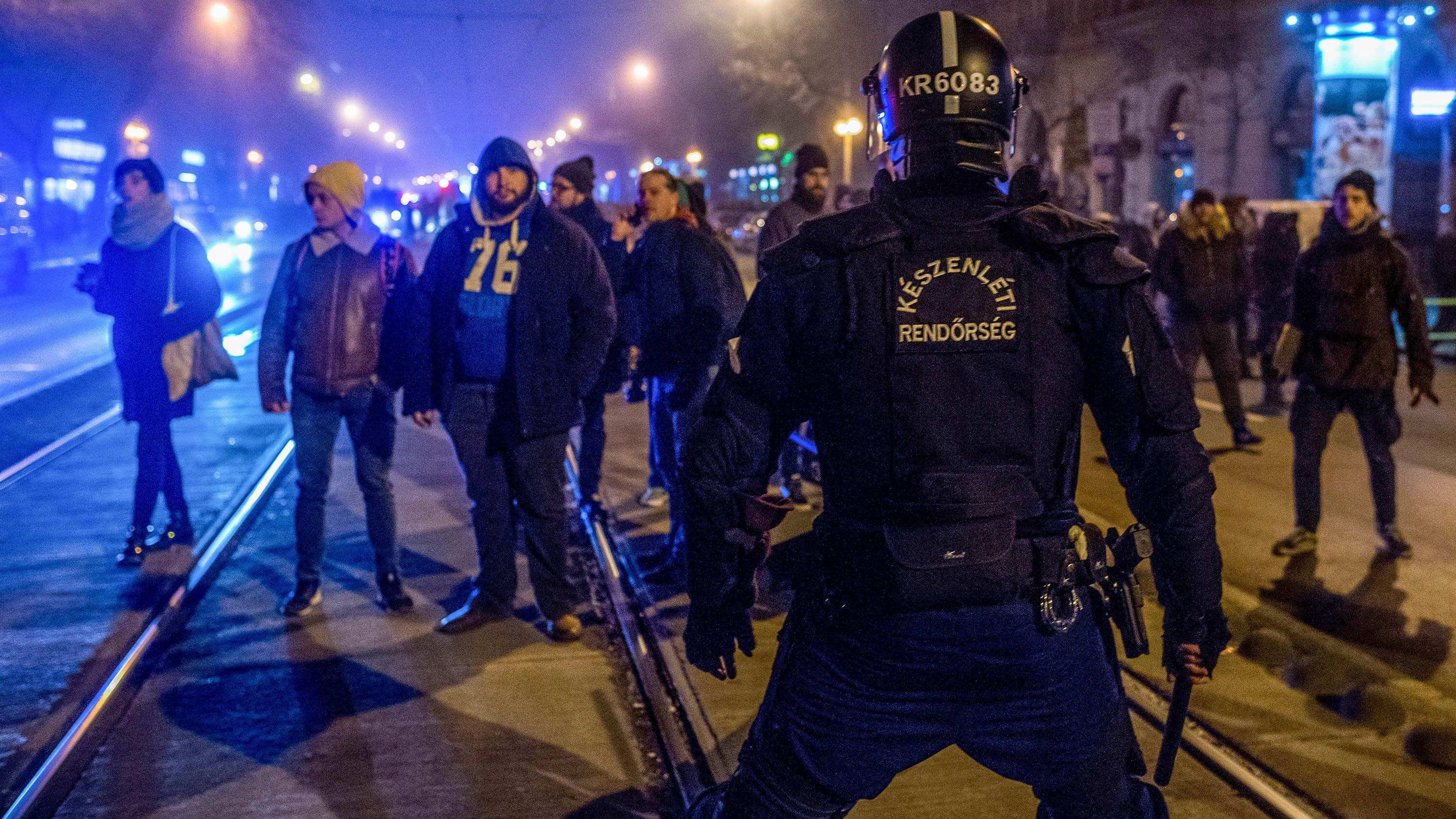 A rendőröknek és a tüntetőknek is vannak jogaik és kötelességeik