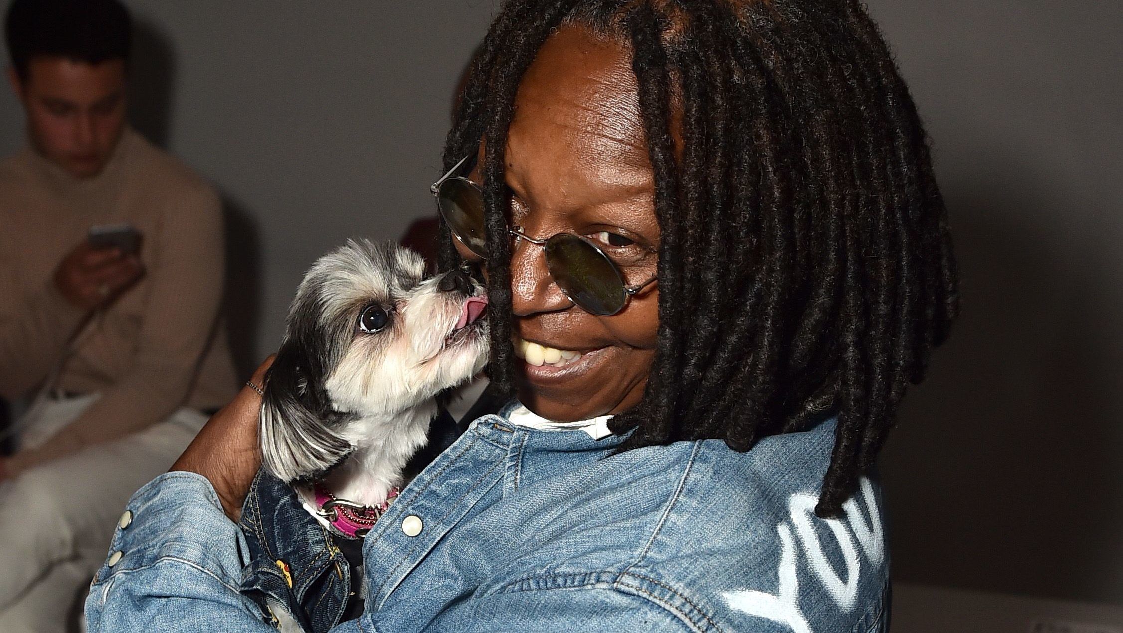 Whoopi Goldberg luxuslagzit tart a lánya kutyájának