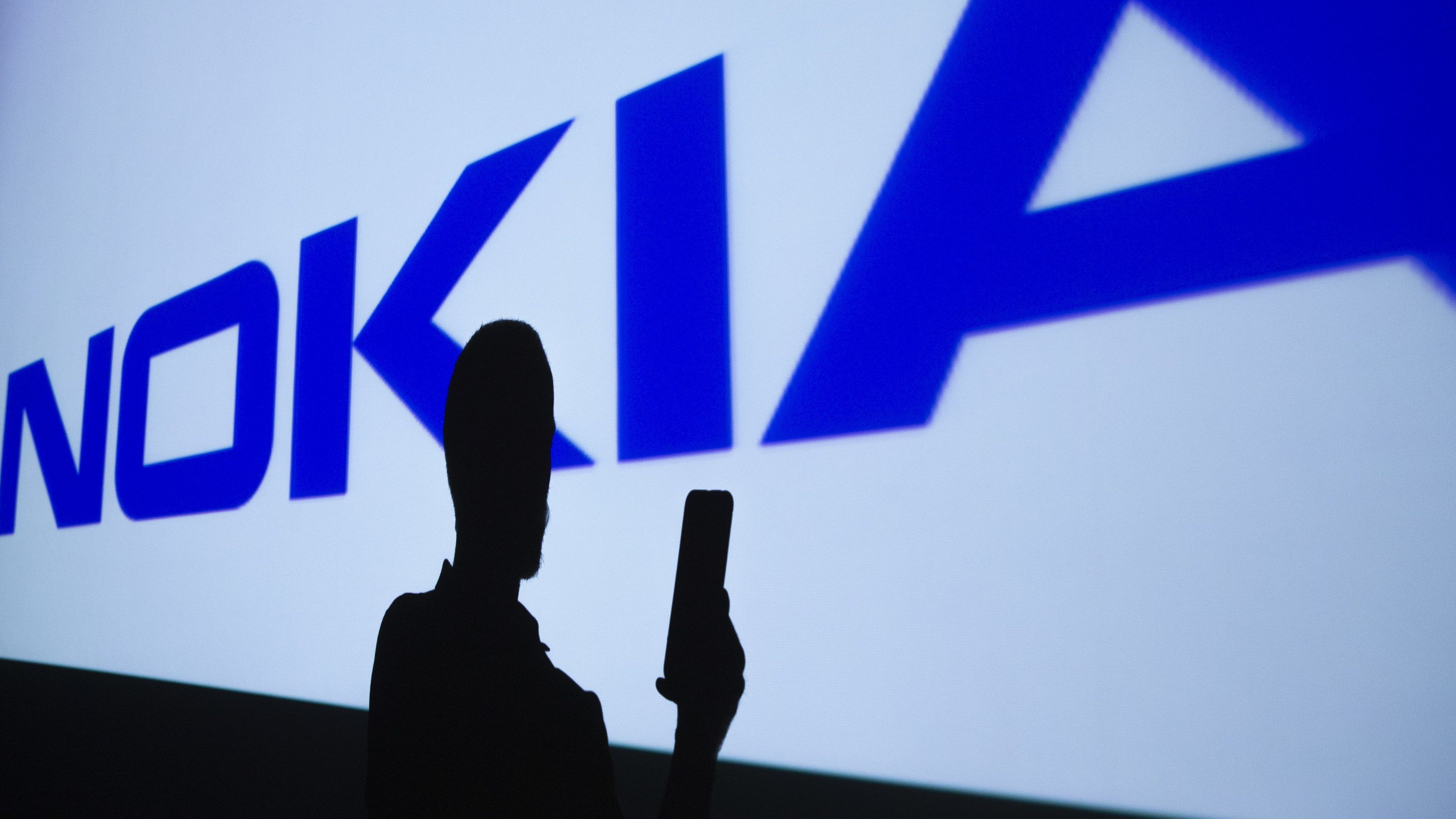 Lyukas kijelzővel jöhet a Nokia új mobilja is