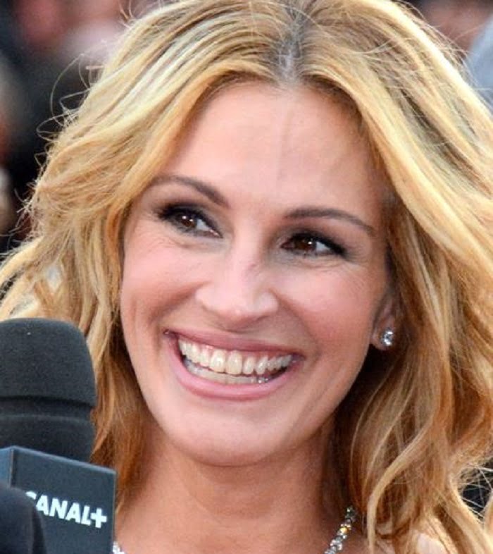 Ezt a hozzávalót használja Julia Roberts, hogy szép fehérek legyenek a fogai