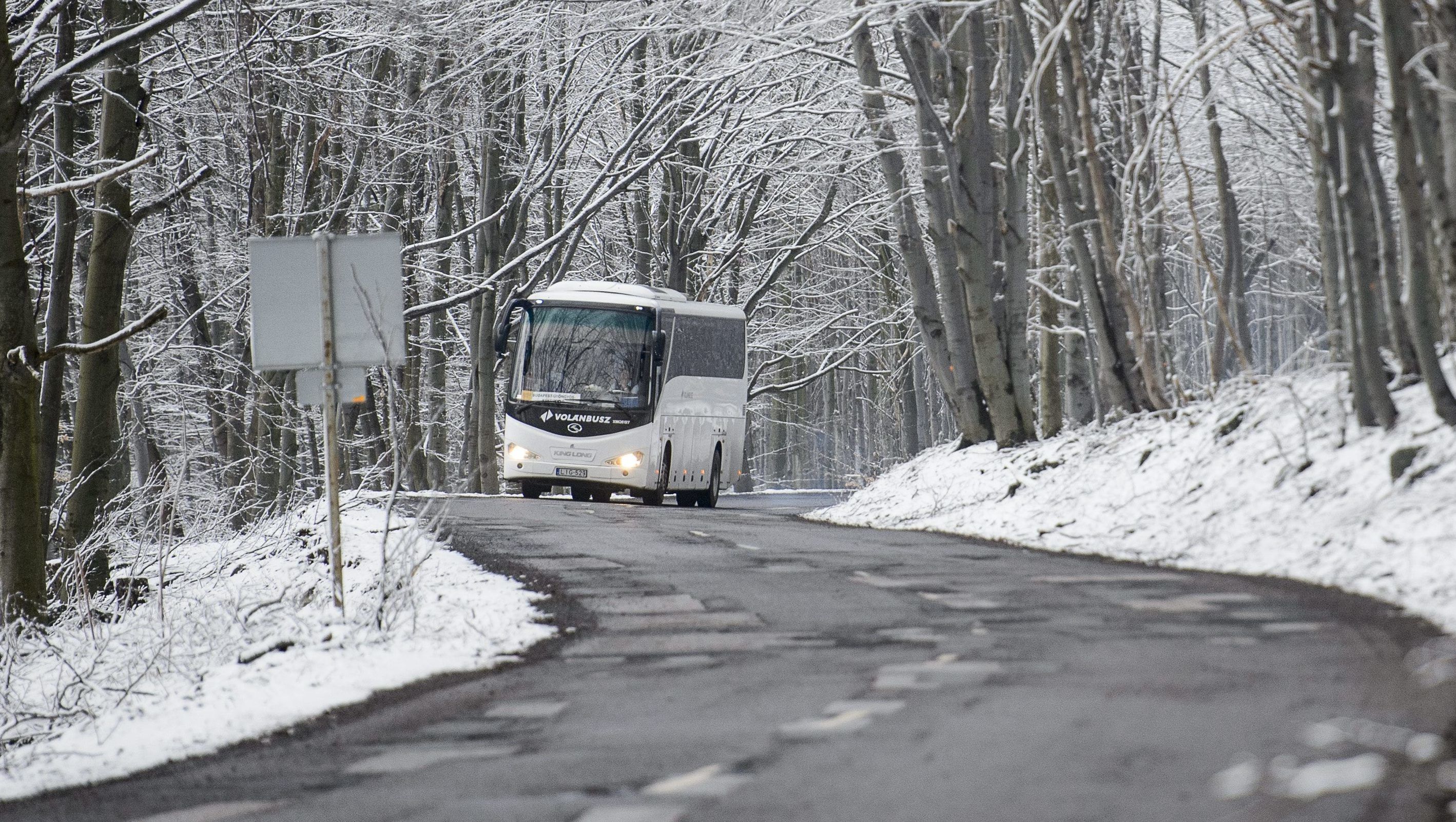 Nem engedte fel a sofőr a buszra a fiút, mert sáros lett a kabátja, miután elesett