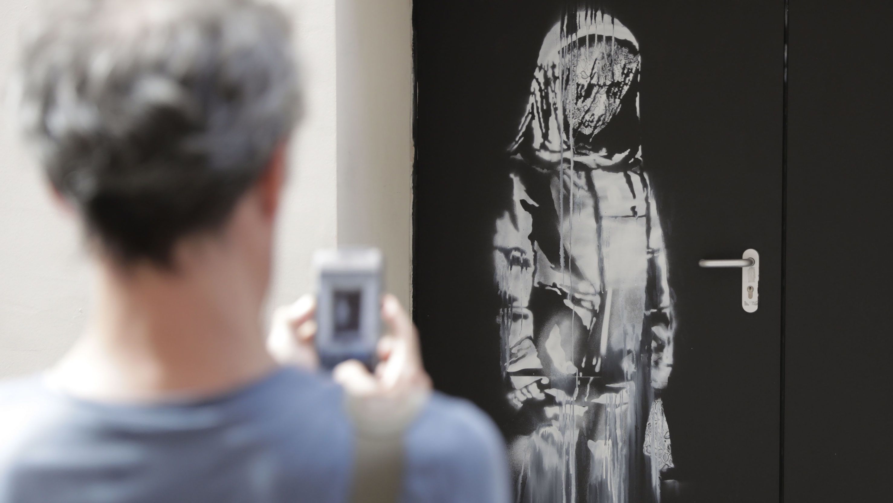 Ellopták Banksy graffitijét, amivel a párizsi terrortámadás áldozataira emlékezett