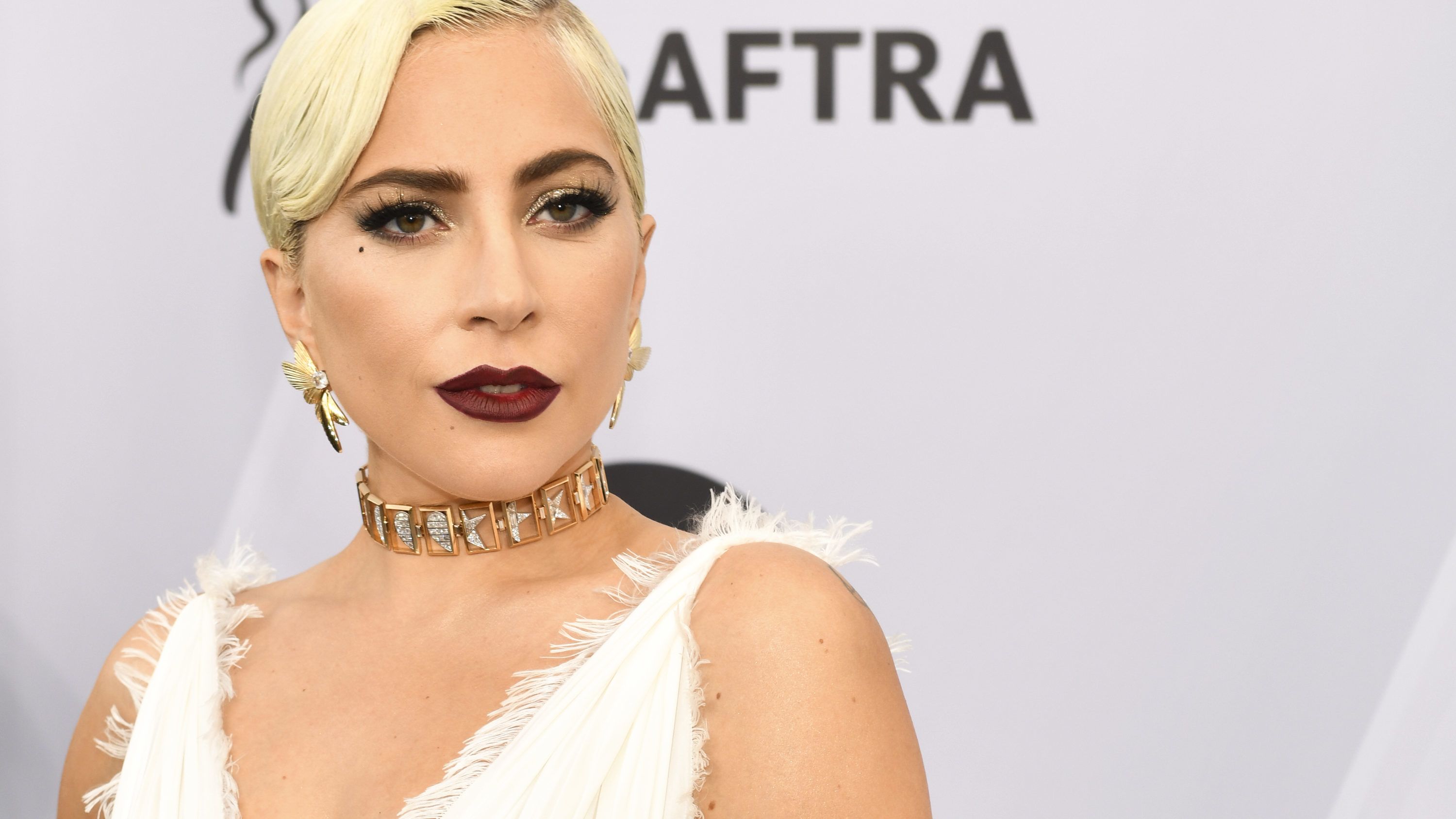 Lady Gaga megpróbált nyerni a vörös szőnyegen, de legyőzte egy óriásmasni