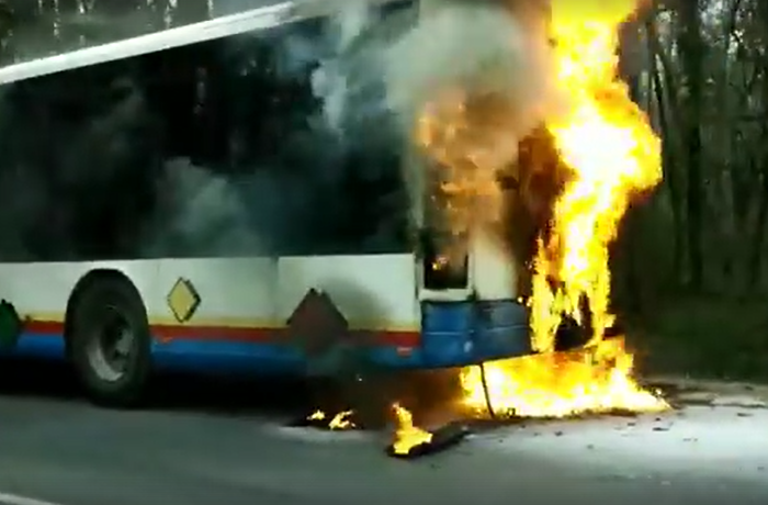 Kigyulladt egy busz Hévíz határában - videón, ahogy lángolt