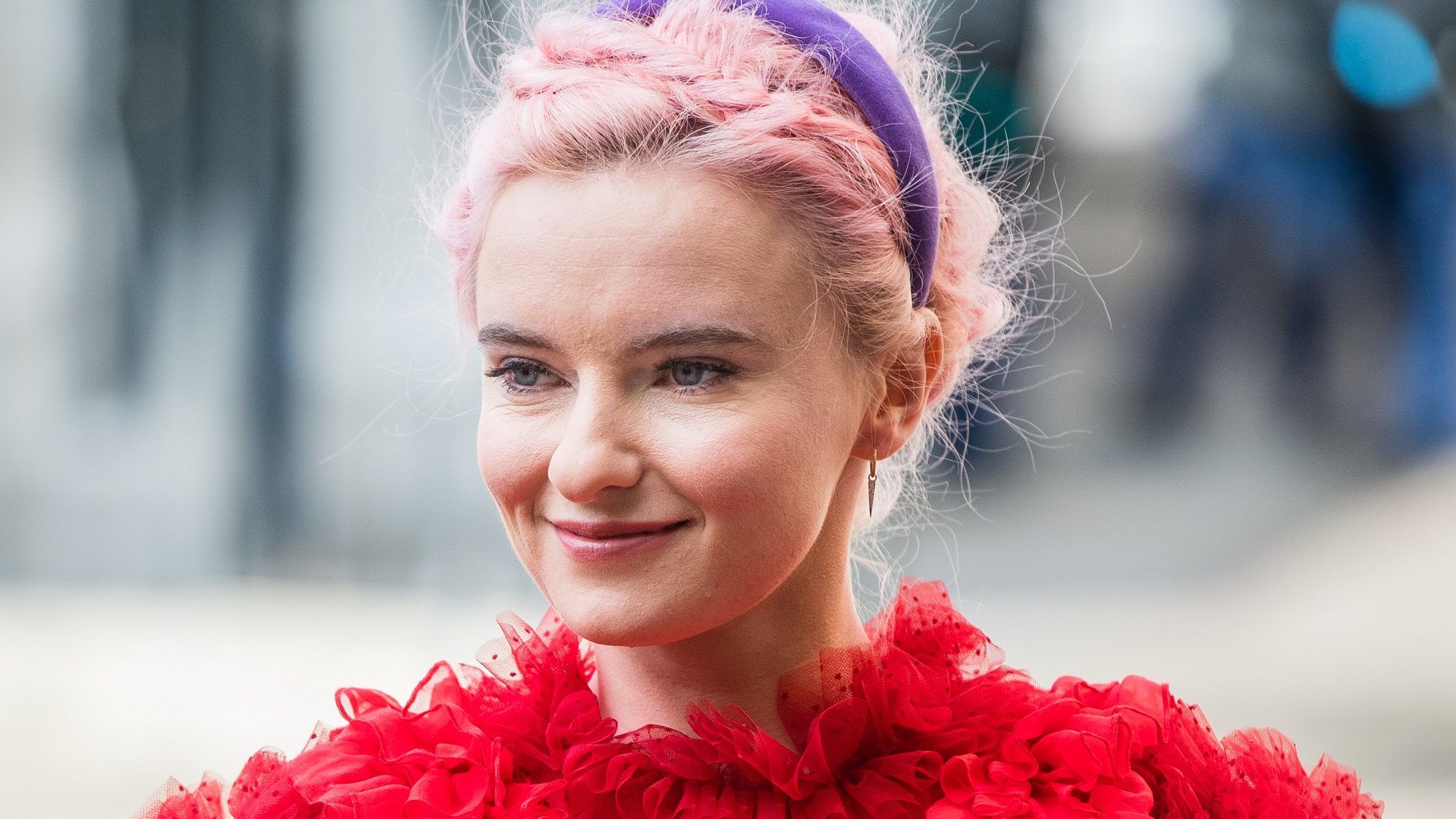 A Clean Bandit énekesnője rózsás ruhájával terelte el a figyelmet Katalinról
