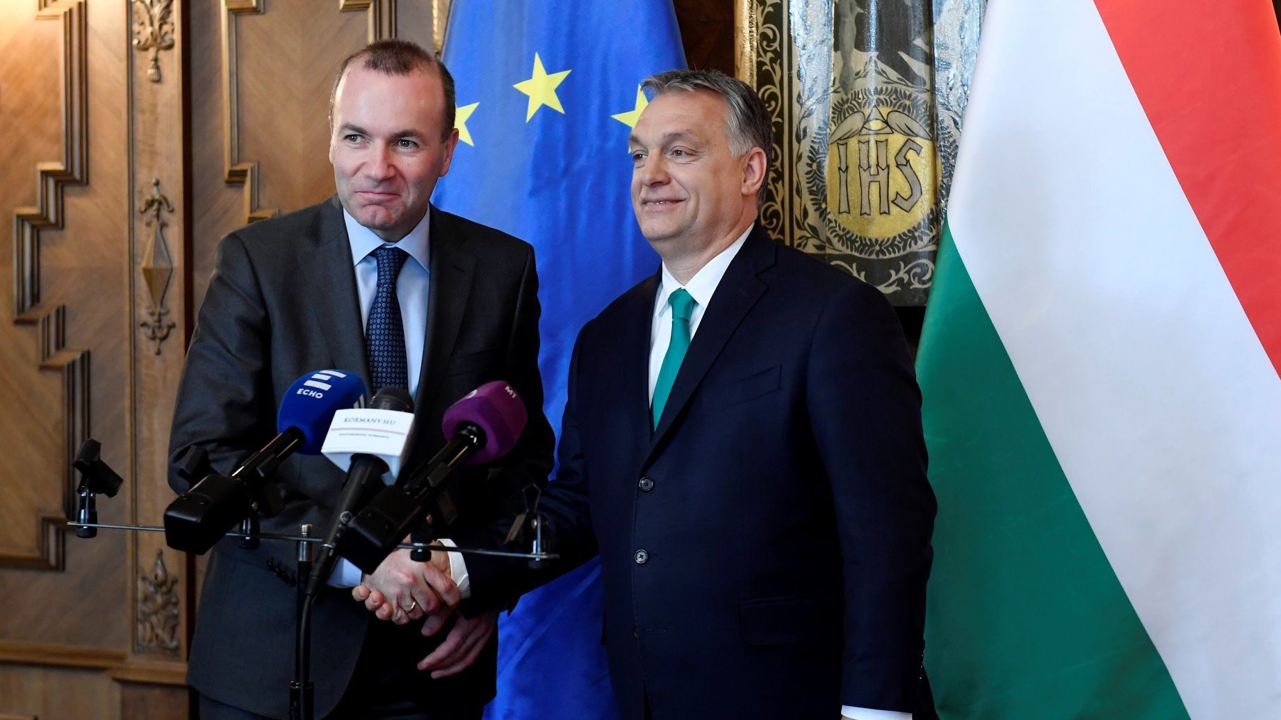 Weber saját maga teljesíti azt a feltételt, amelyet ő szabott Orbán Viktor számára