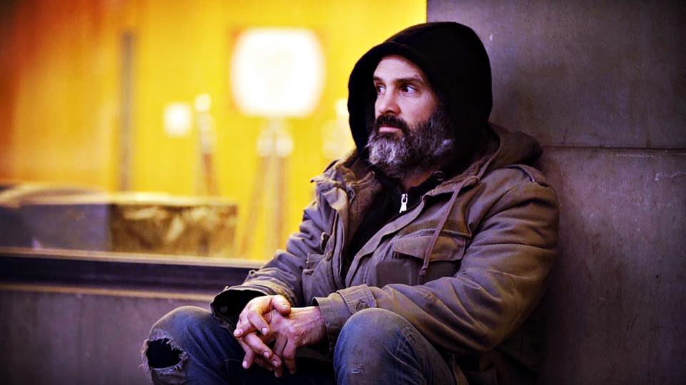 60 napig élet hajléktalanként az utcán, megdöbbent mennyi pénzt keresnek