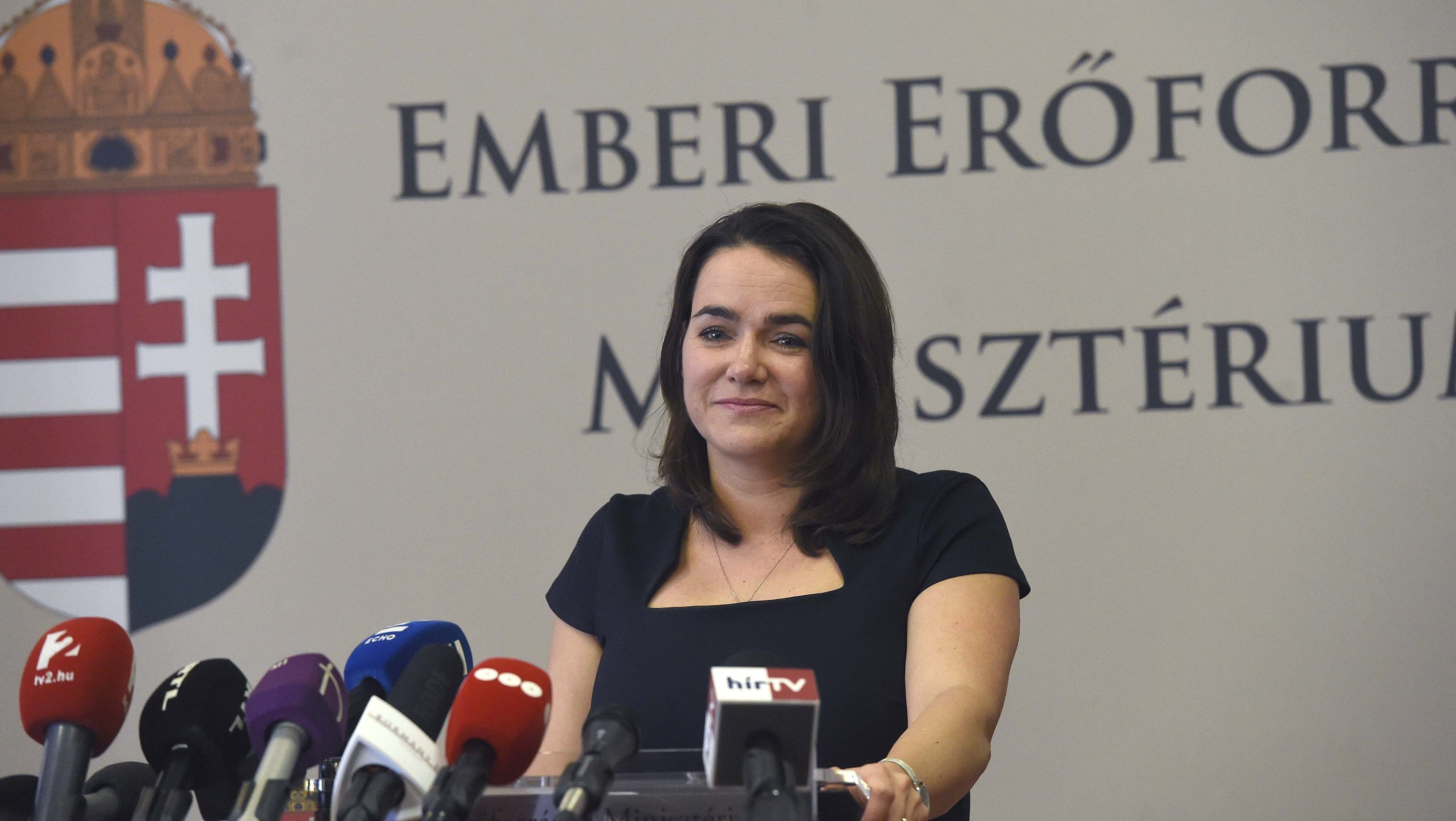 „Családbarát Magyarország” matricát kell tenni a nagycsaládosok támogatással vett autóira