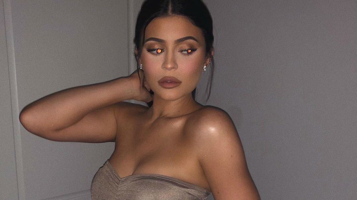 Kylie Jenner beletolta a tükörbe a fenekét