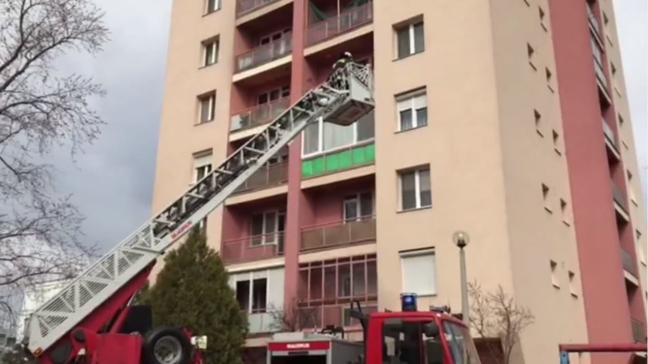 Katasztrófavédők mentették meg a nagyit, miután a 16 hónapos unoka kizárta az erkélyre