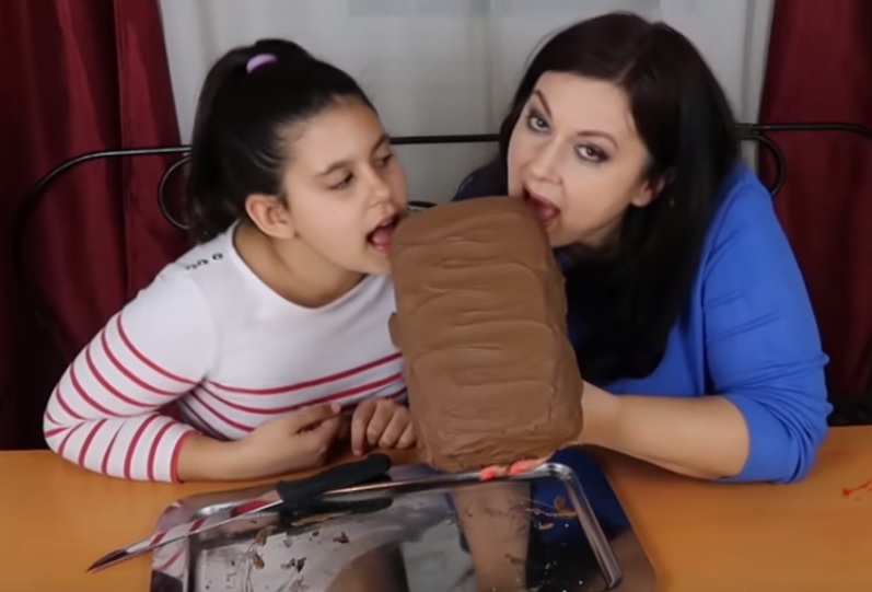 Erdélyi Mónika és kislánya két és fél kilós csokimonstrumot gyártott