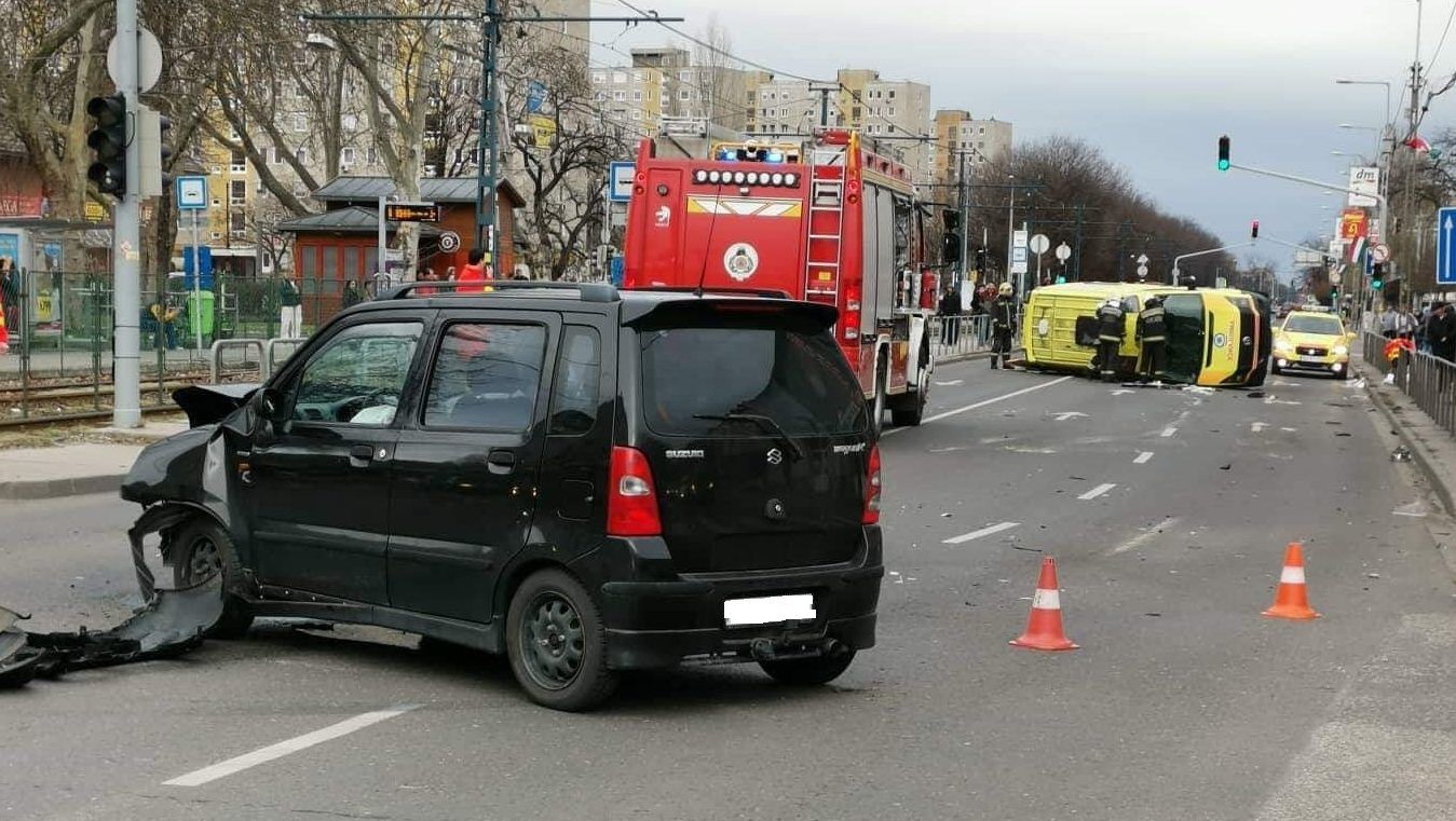 Felborult egy mentőautó az Üllői úton