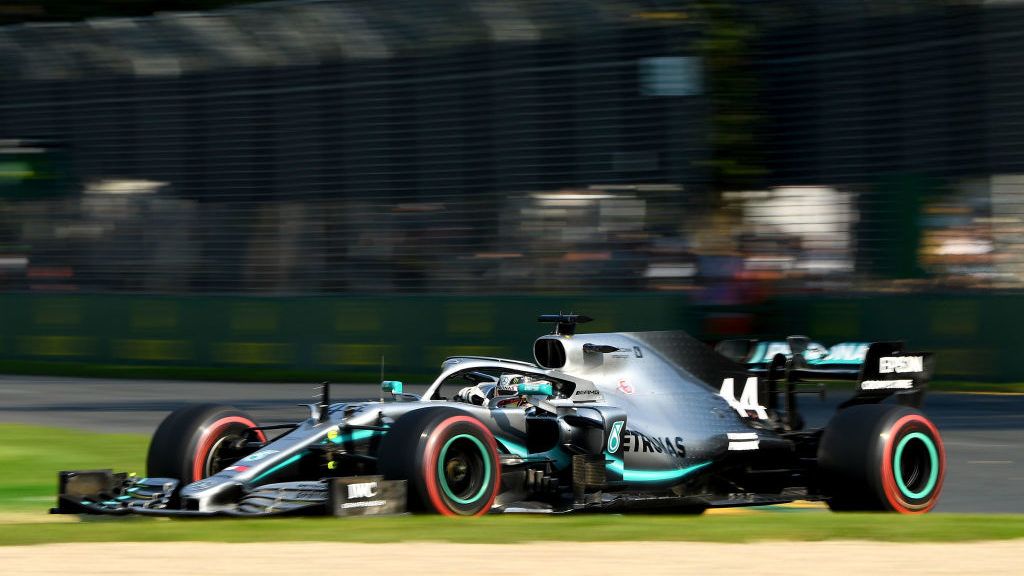 Kiderült, miért volt lassabb csapattársánál Lewis Hamilton