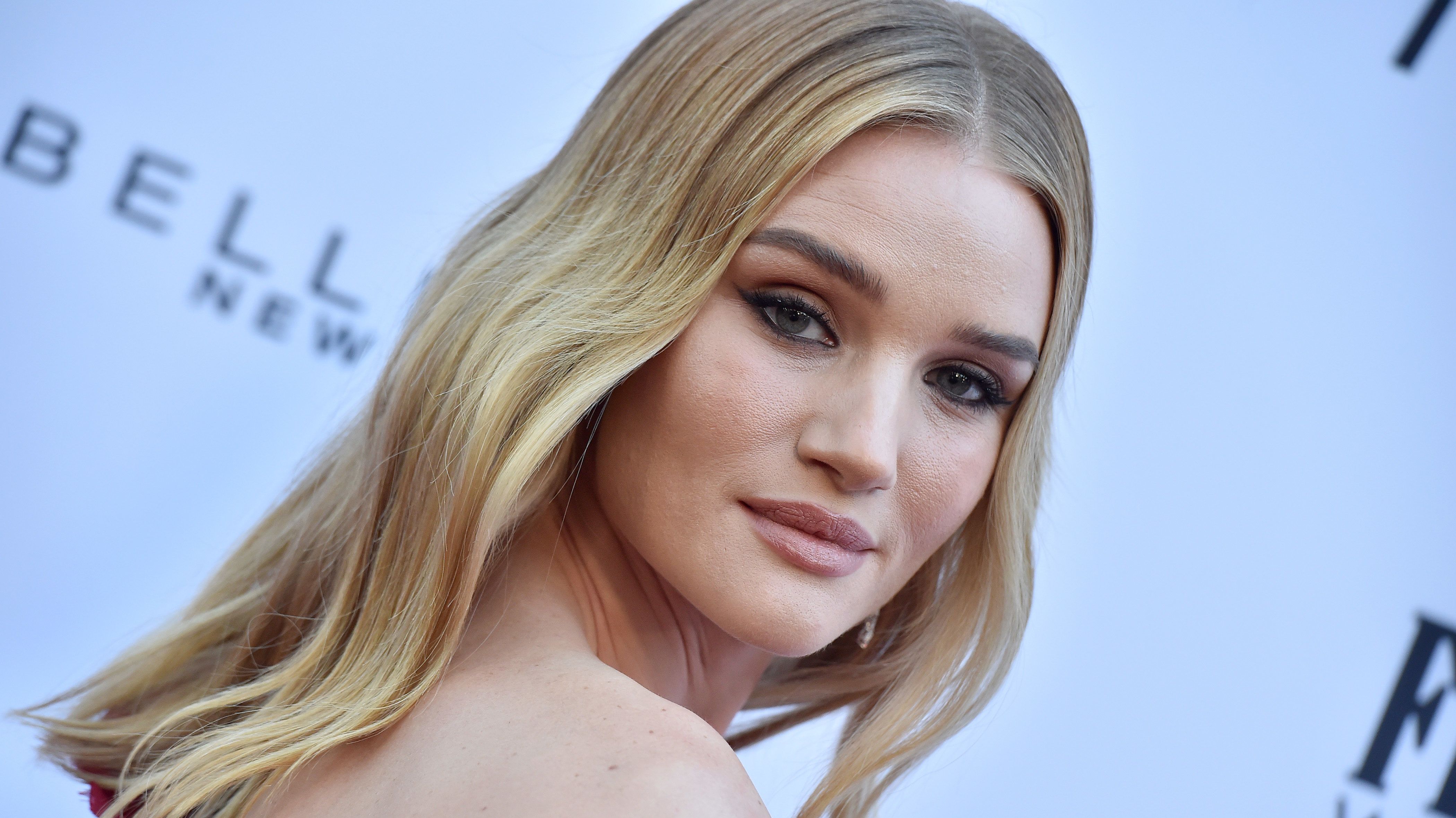 Rosie Huntington-Whiteley ruhájának felét mintha letépte volna egy kutya