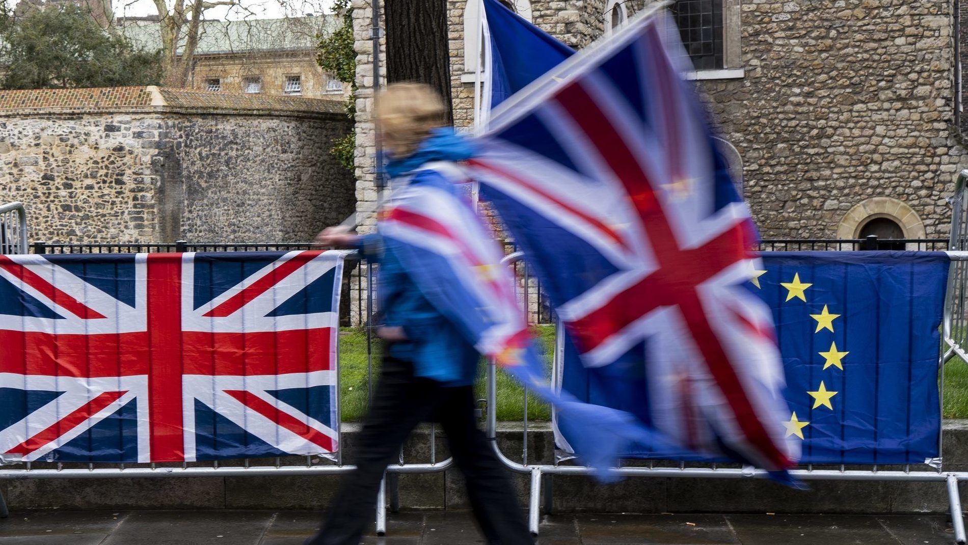 Brexit: May csak rövid halasztást kér