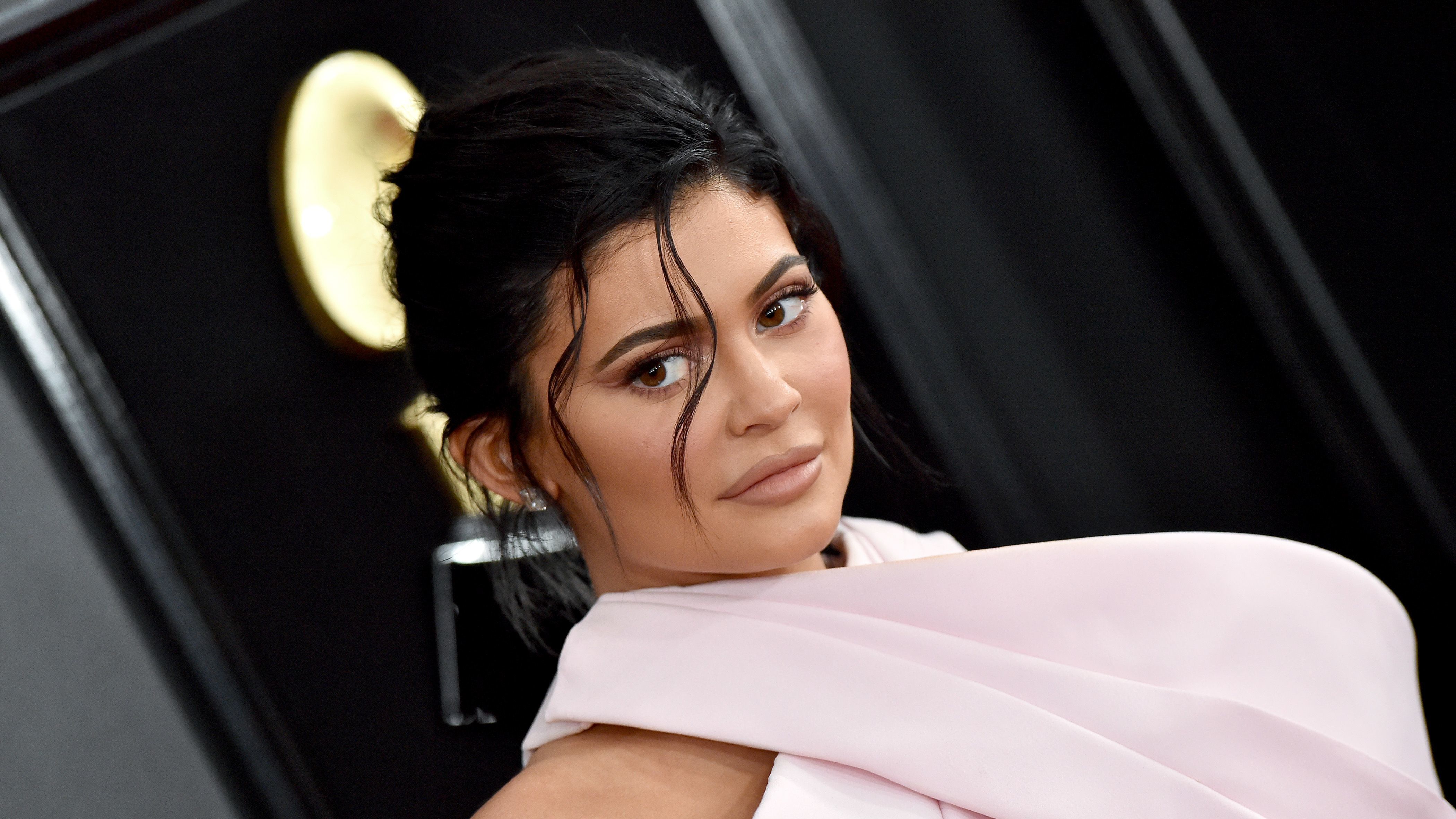 Kylie Jenner ruháján átütő neonszínű alsóneműjénél nem látsz ma ízléstelenebbet