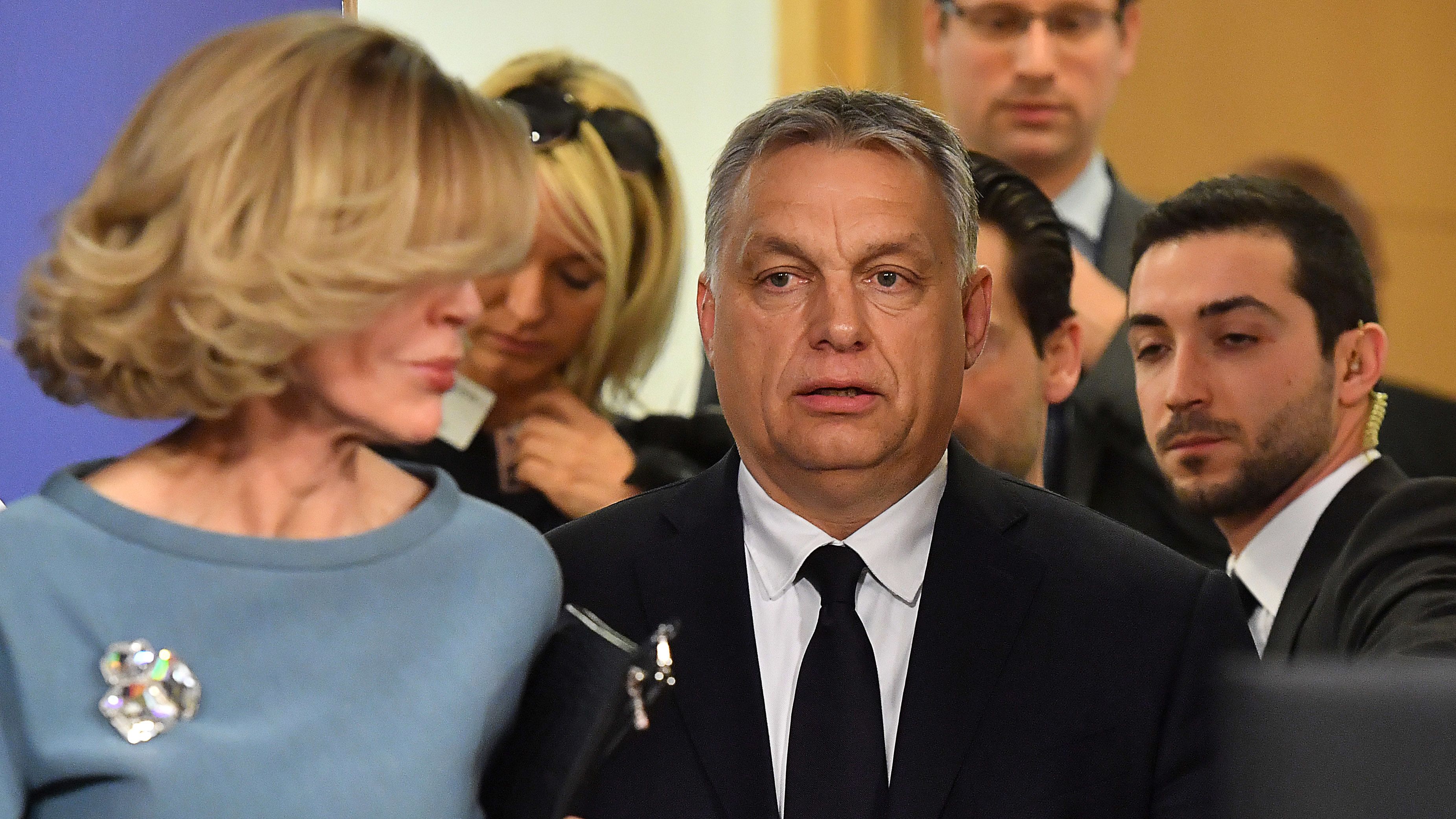 Orbán letette a fegyvert. És a Néppárt is