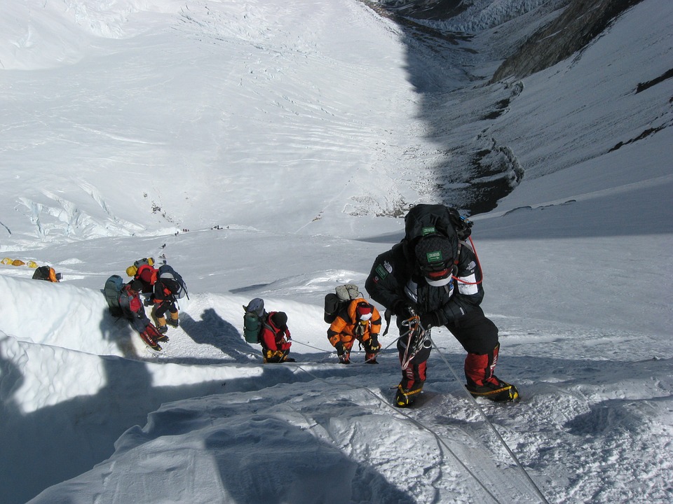 Egyre több holttest bukkan elő a Mount Everesten a klímaváltozás és a gleccserek olvadása miatt