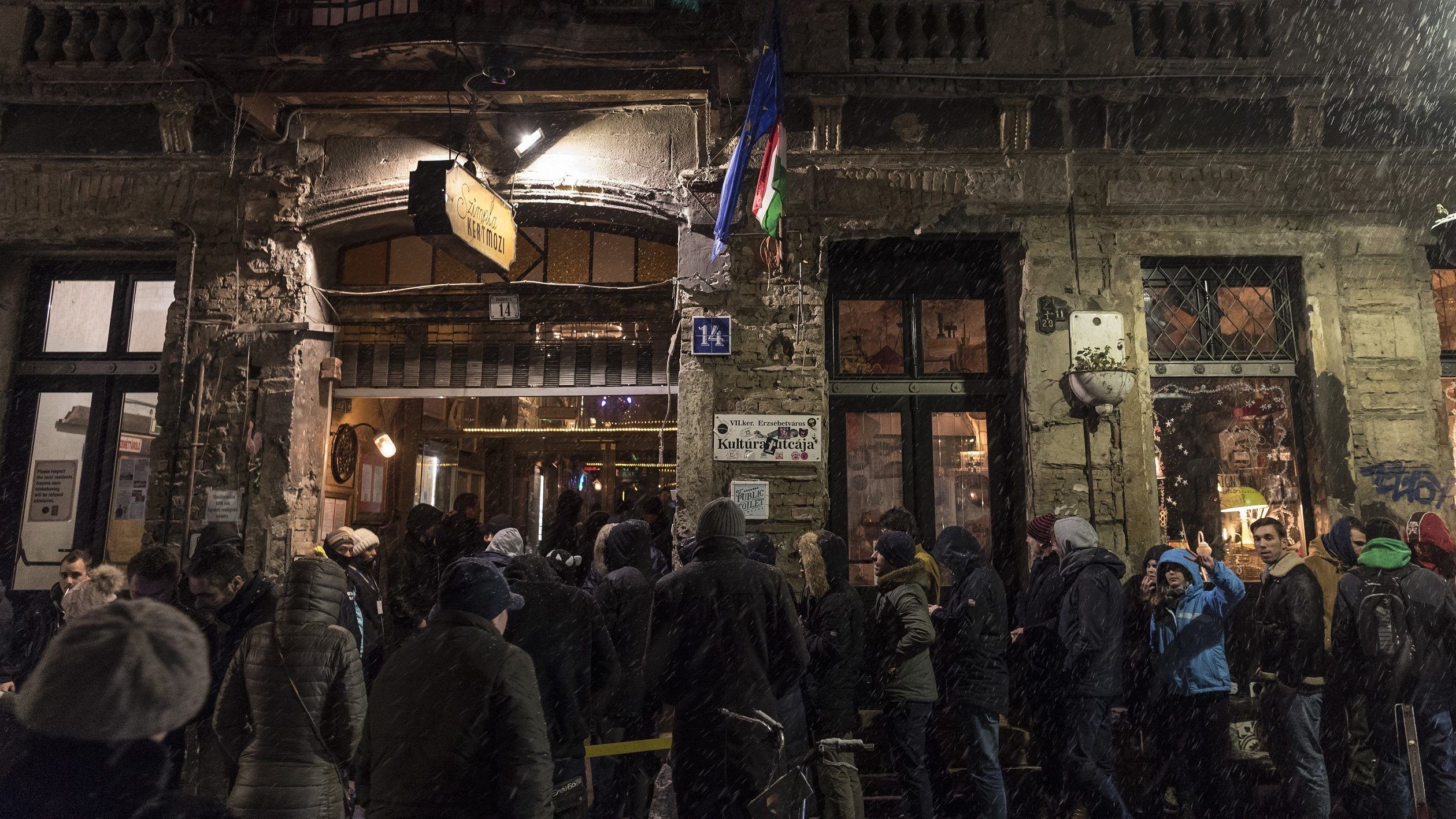 Letartóztattak két férfit, mert kamudrogra figyelmeztették a turistákat a bulinegyedben