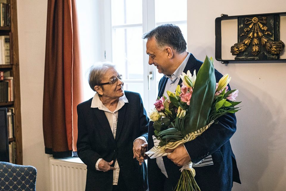 Törőcsik Mari könnyekig hatódott, amikor Orbán Viktor elvitte neki a Kossuth-nagydíjat