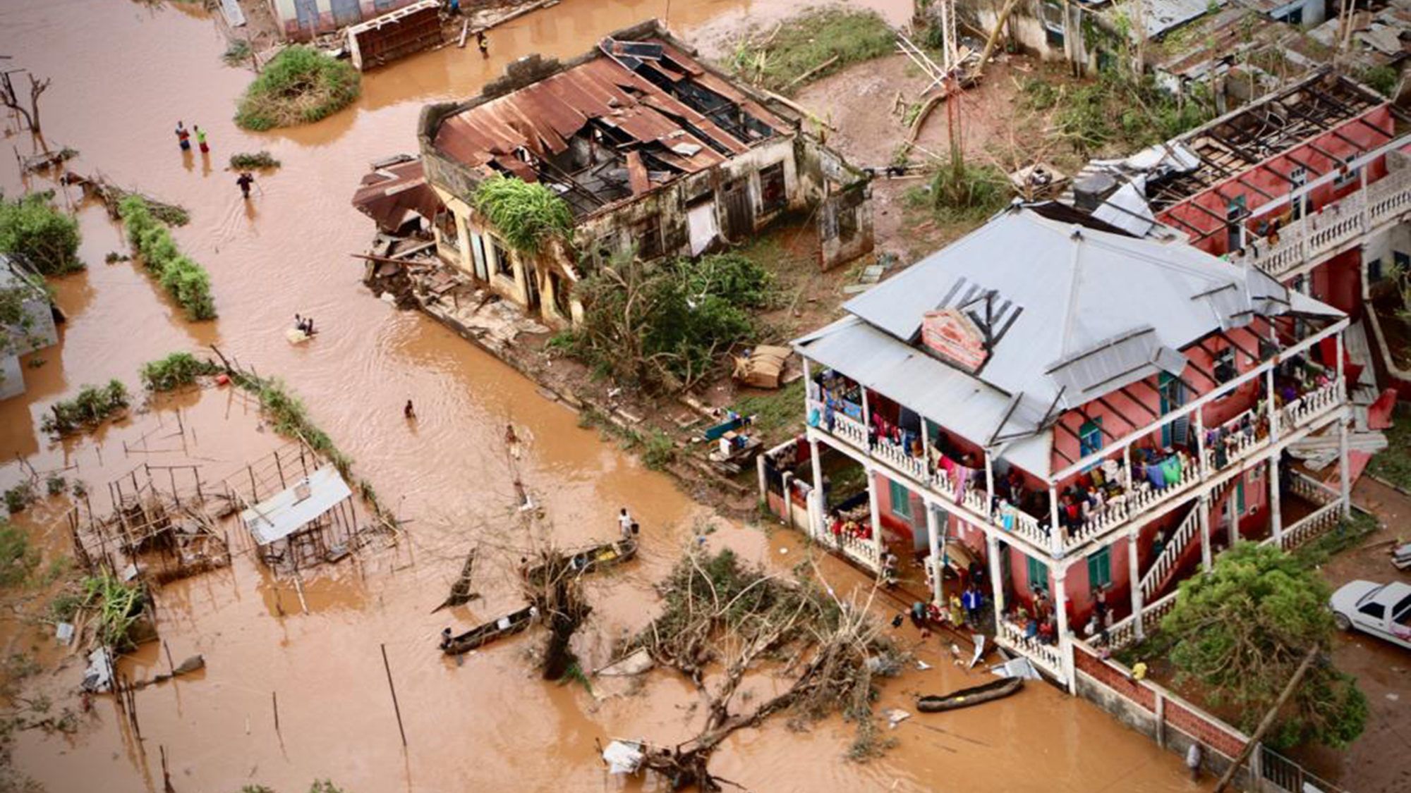 Több száz holttest maradt az utakon az Idai ciklon pusztítása után