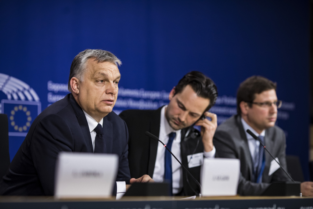 Náci karlendítéssel ábrázolták Orbán Viktort egy szlovén lap címoldalán