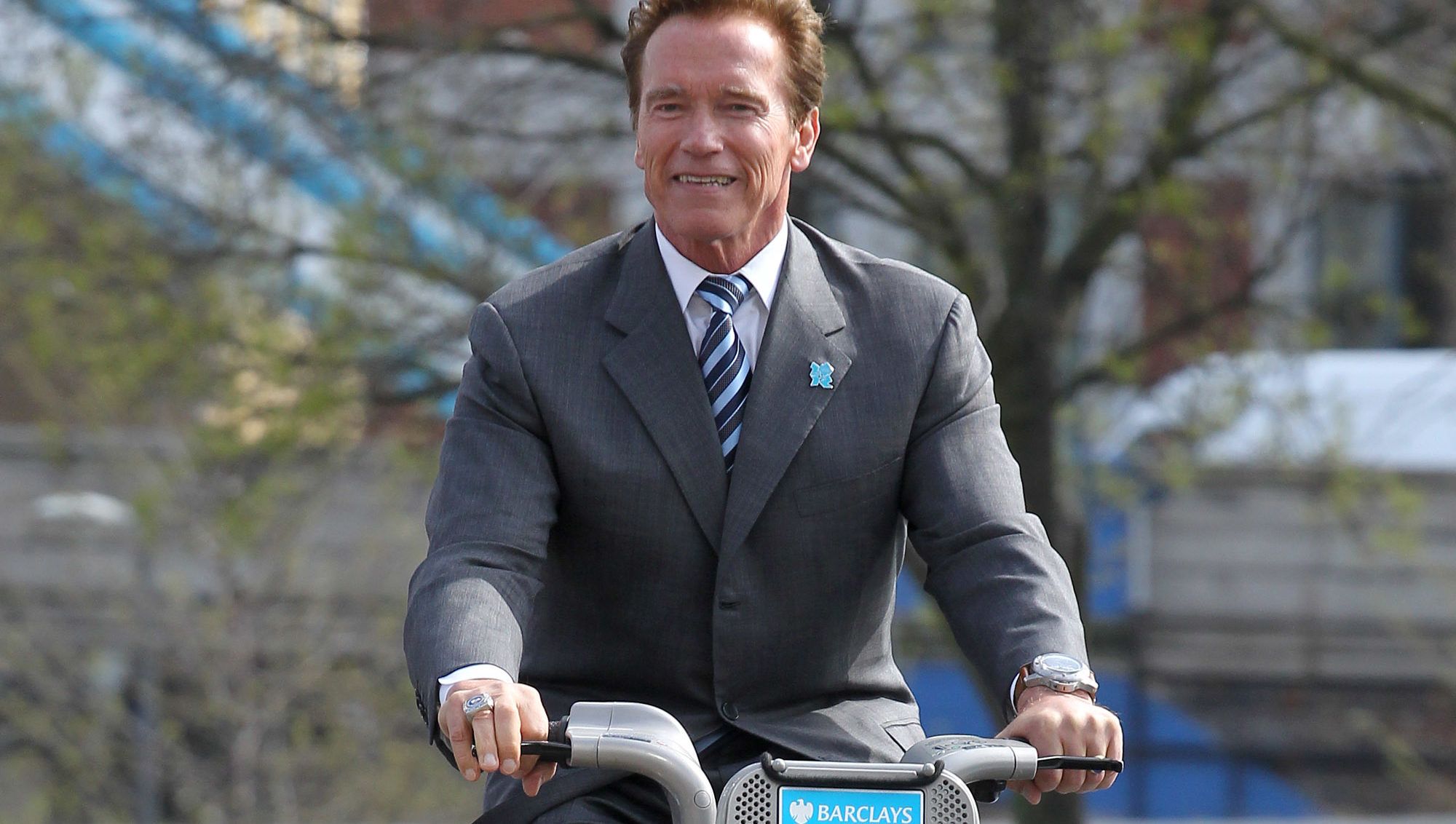 Schwarzenegger country-zenére kerget bicóval egy pónilovat
