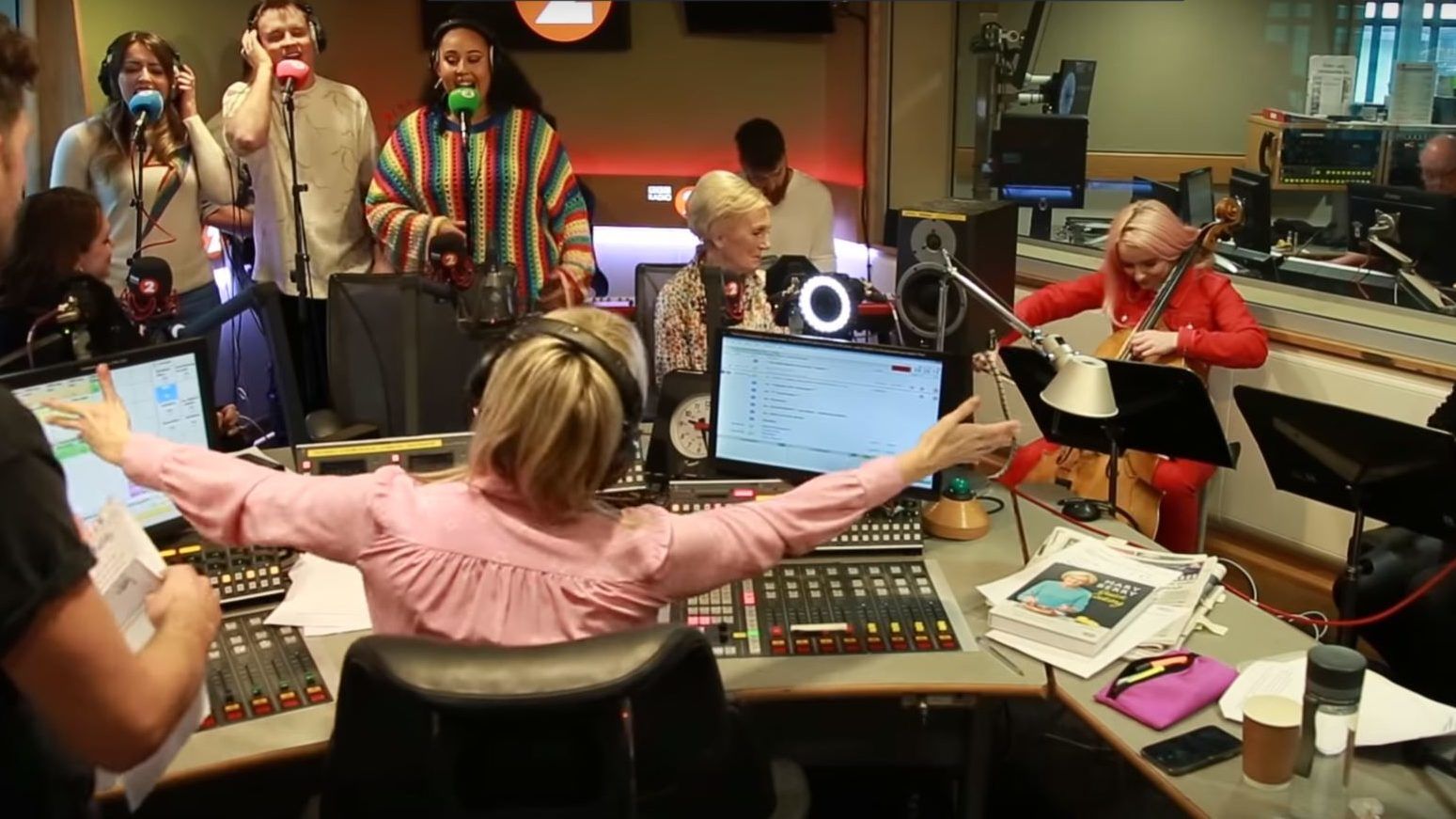A Clean Bandit nyomott egy kis ABBA-t a rádióban, mind a műsorvezető vagyunk
