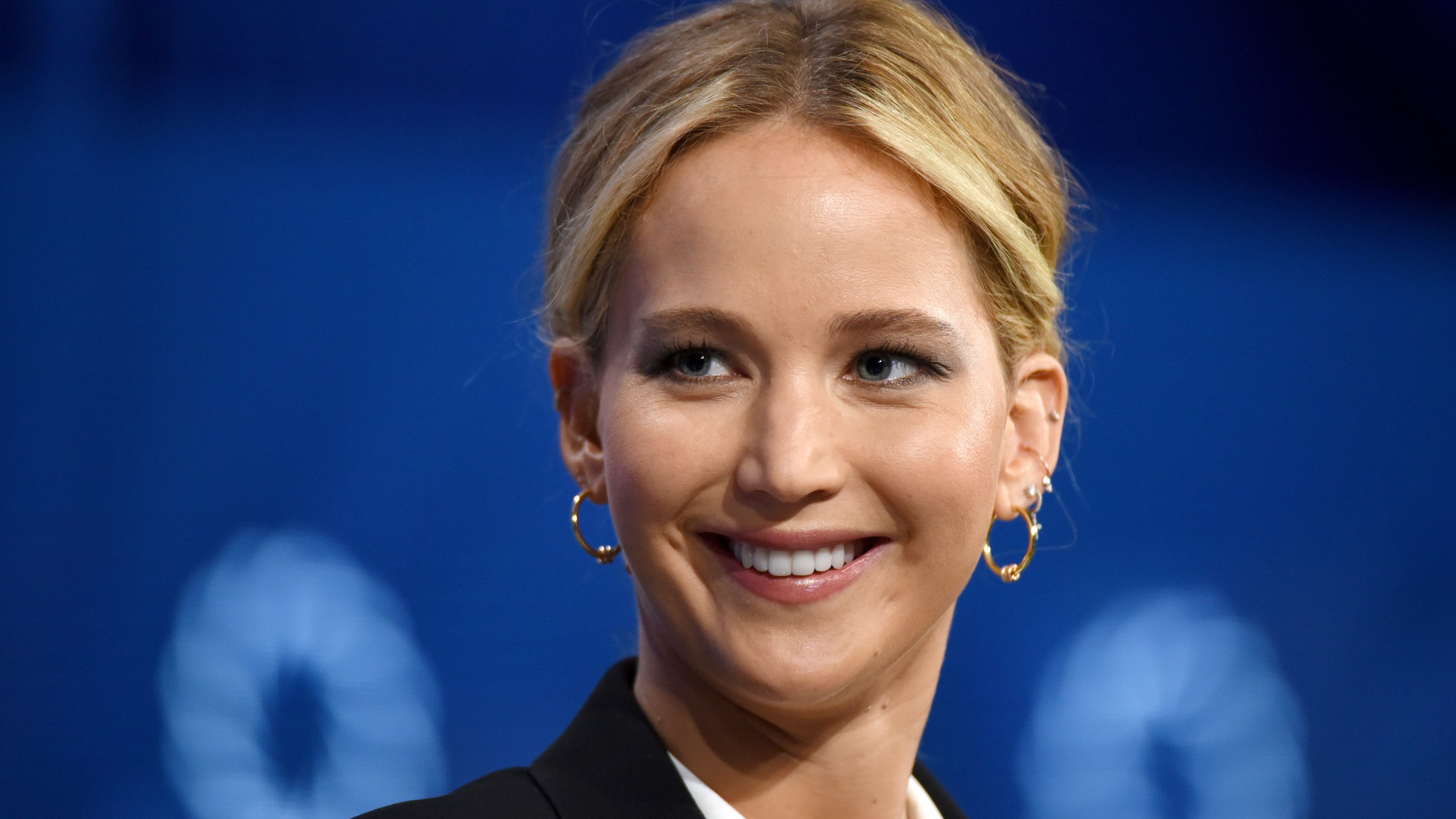 Adele és Jennifer Lawrence ivóversenyt rendeztek egy melegbárban