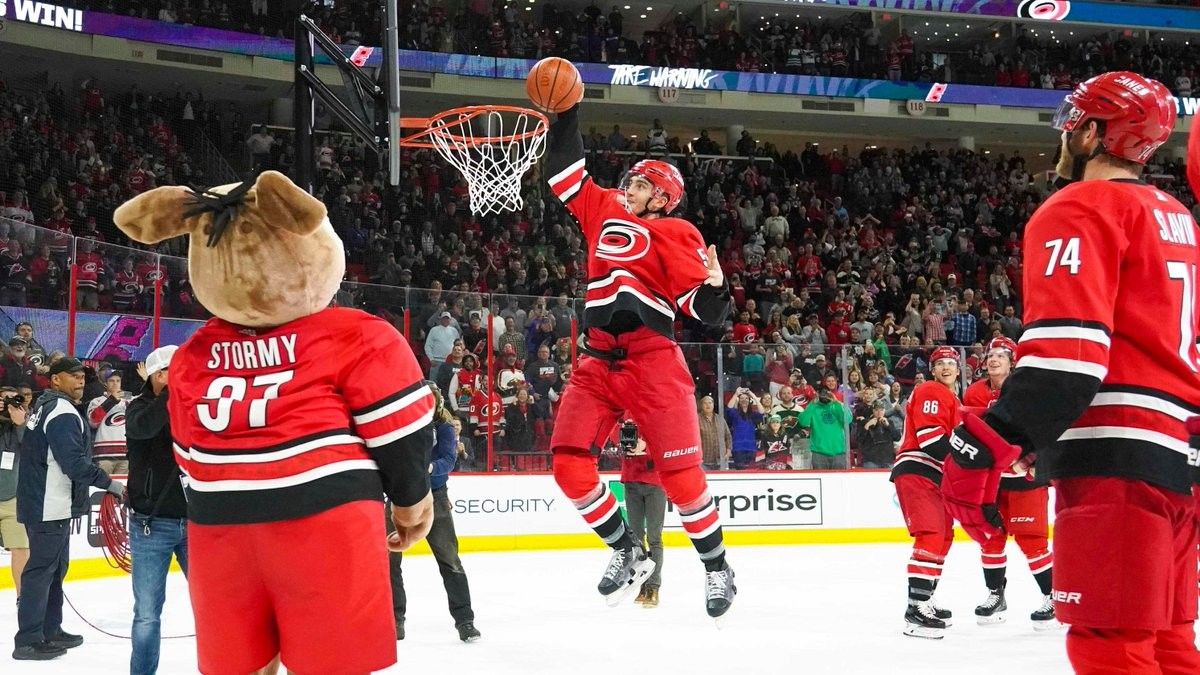 Ettől leesik az állad: a jégen zsákolt az NHL-hokis