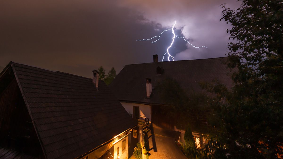 Hogyan védjük meg elektromos berendezéseinket a villámcsapástól?