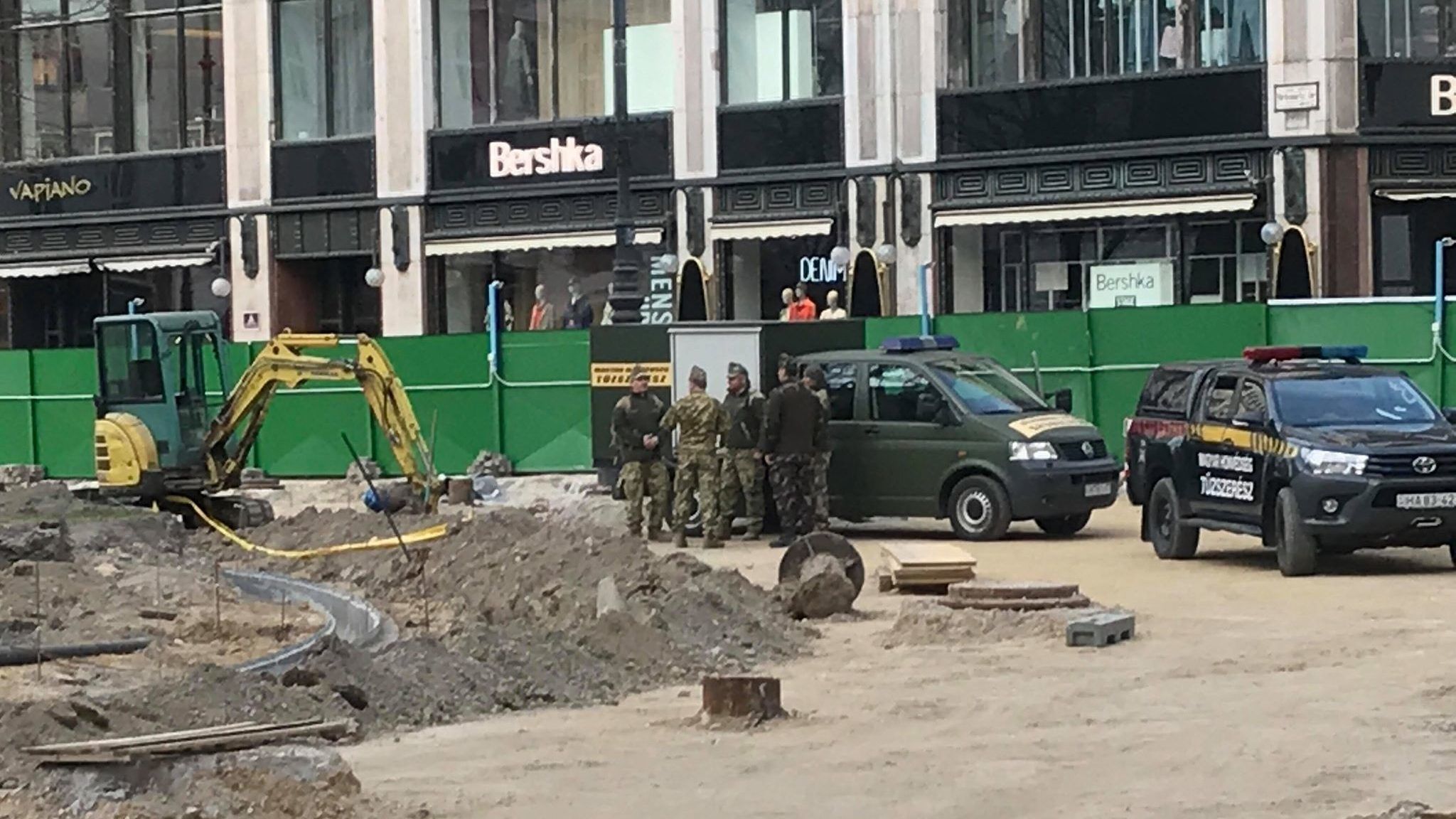 Elszállítják a Vörösmarty téren talált bombát