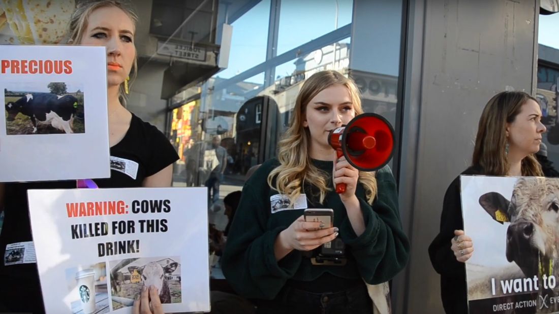 A legbrutálisabb módon demonstrált a vegánok ellen egy brit férfi