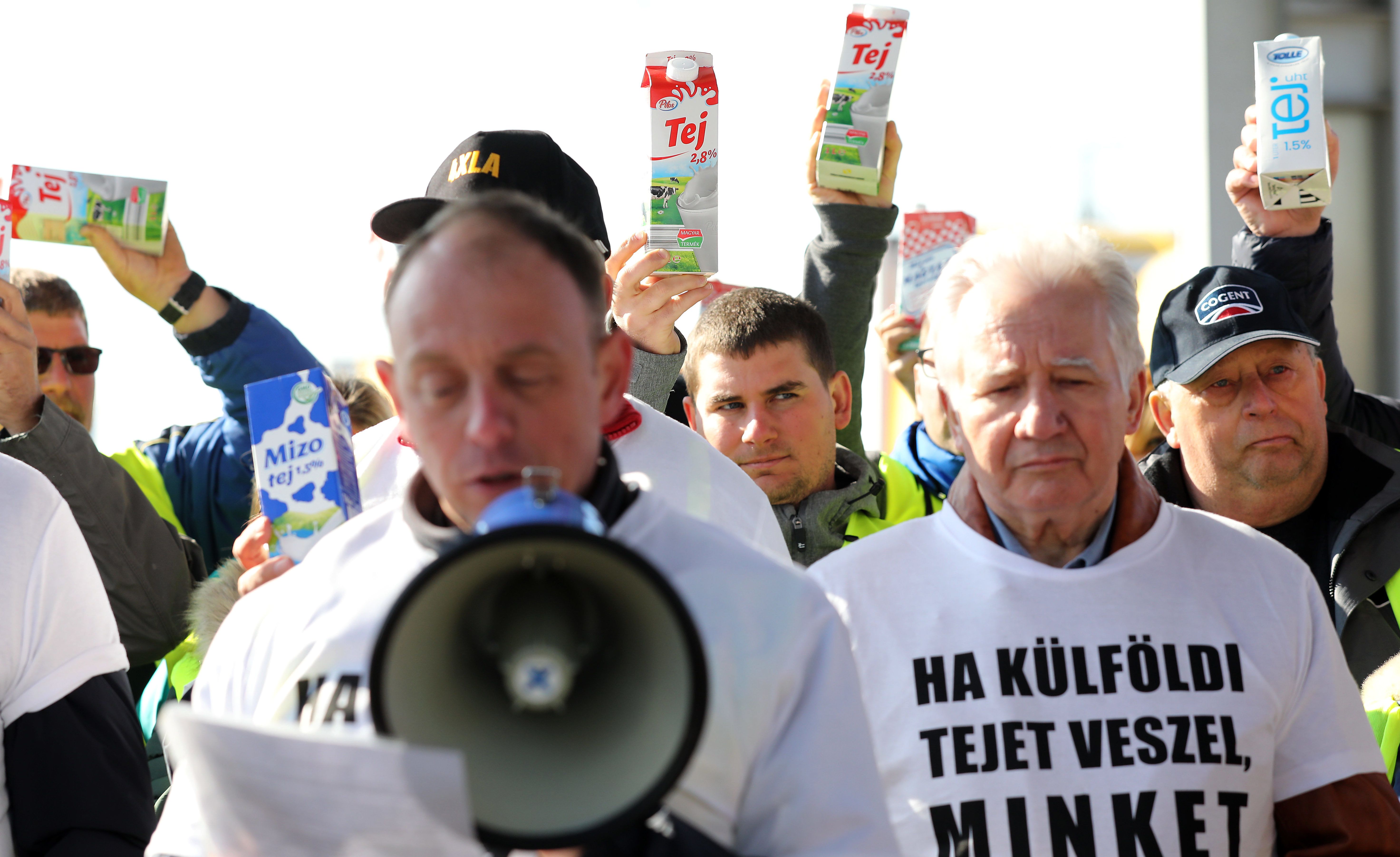 Tüntettek a Penny központjánál az olcsó szlovák tej miatt