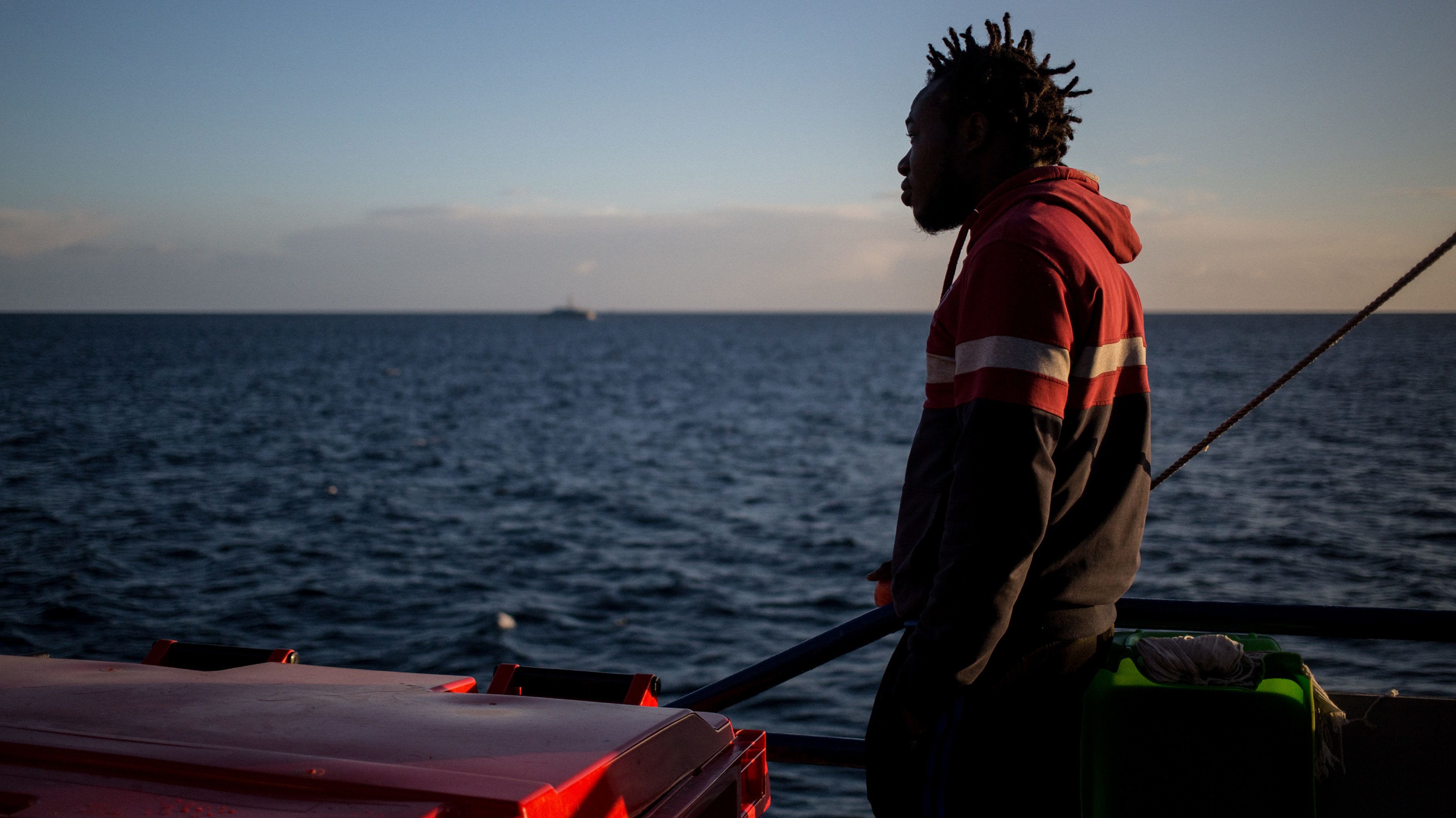 Menekültek térítettek el egy teherhajót a Földközi-tengeren