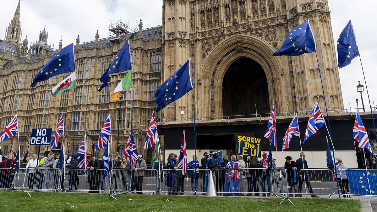 Reggel hatkor elkezdődött Londonban a Nagy Brit Zászlóháború