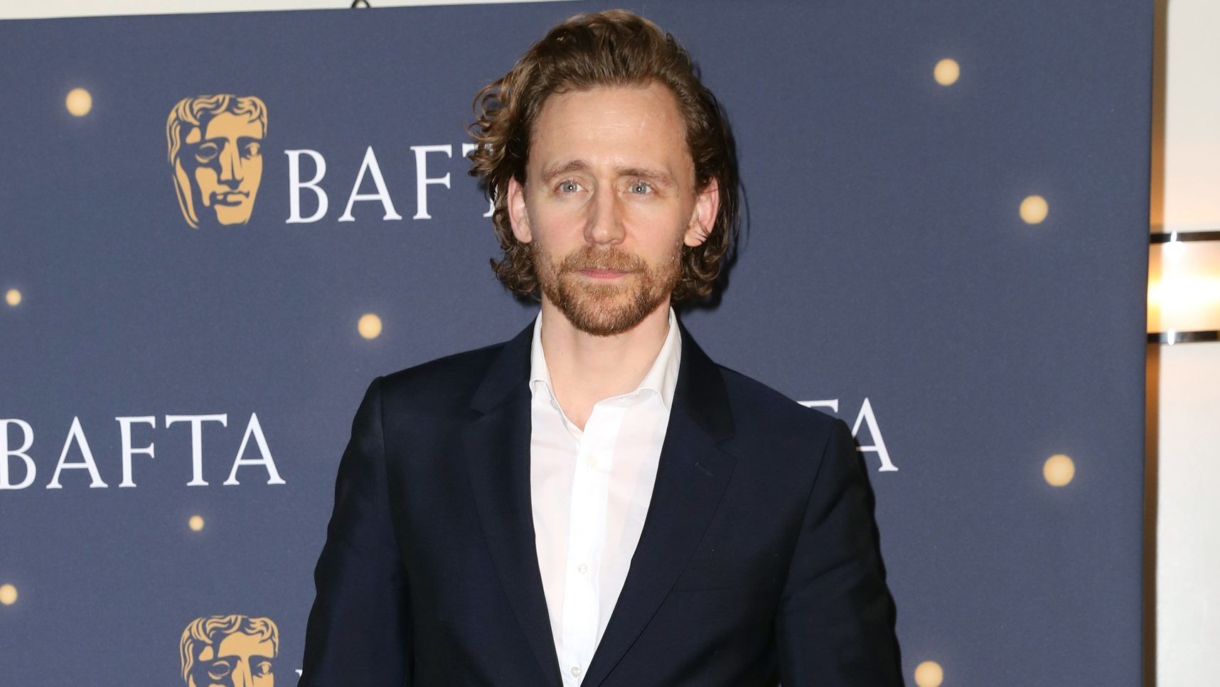 Tom Hiddleston kínai reklámjától az internet hátán felállt a szőr