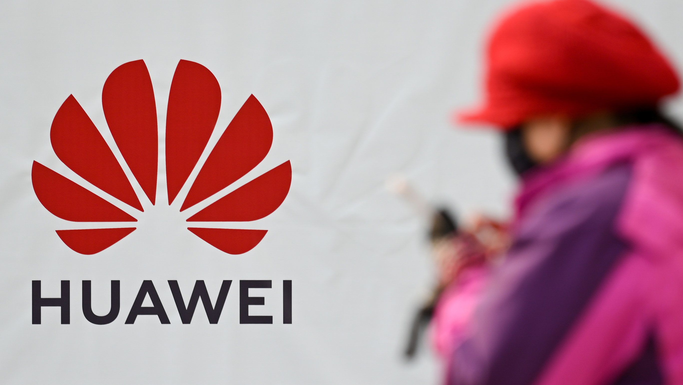 Hiába a vádak, fürdik a pénzben a Huawei