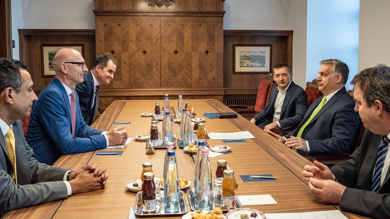 Telekom-vezetőkkel tárgyalt Orbán