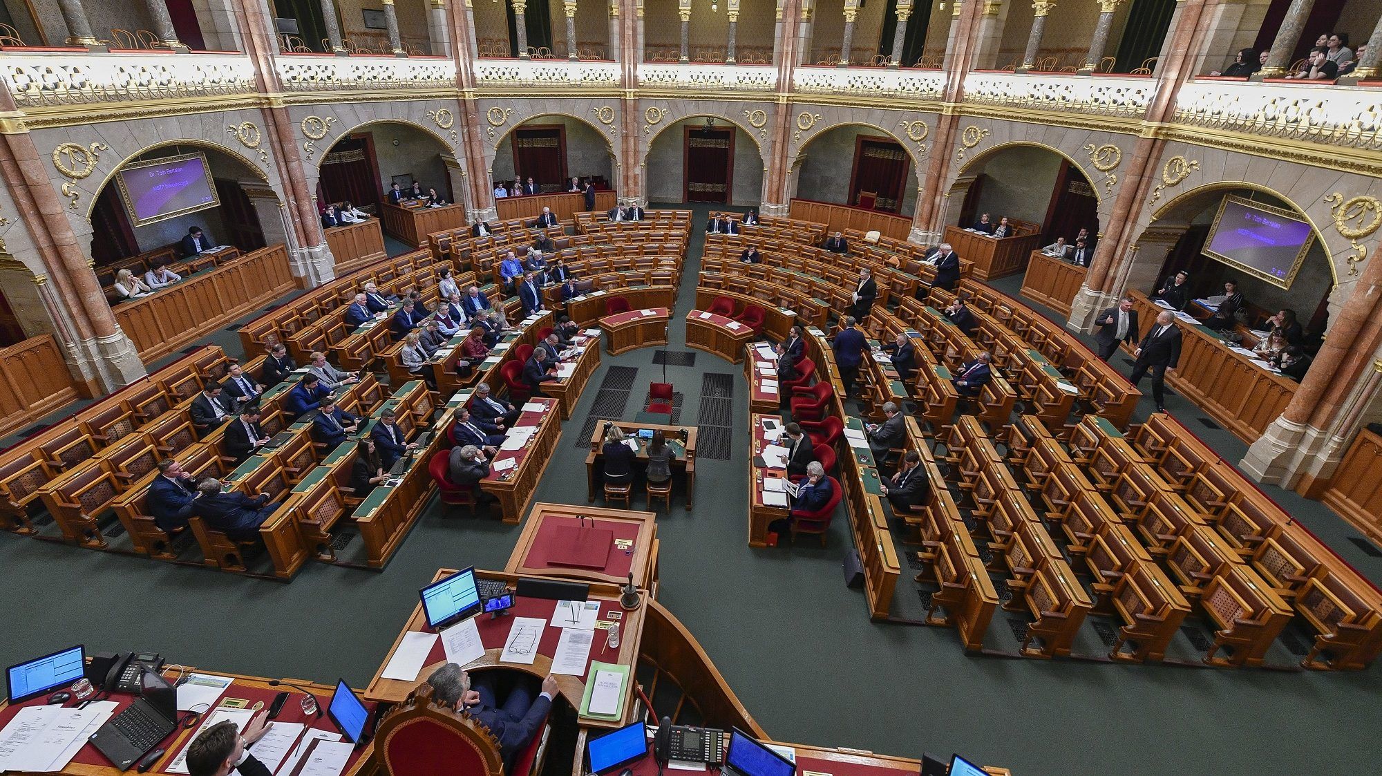 Megszavazta a parlament a családvédelmi akciótervet