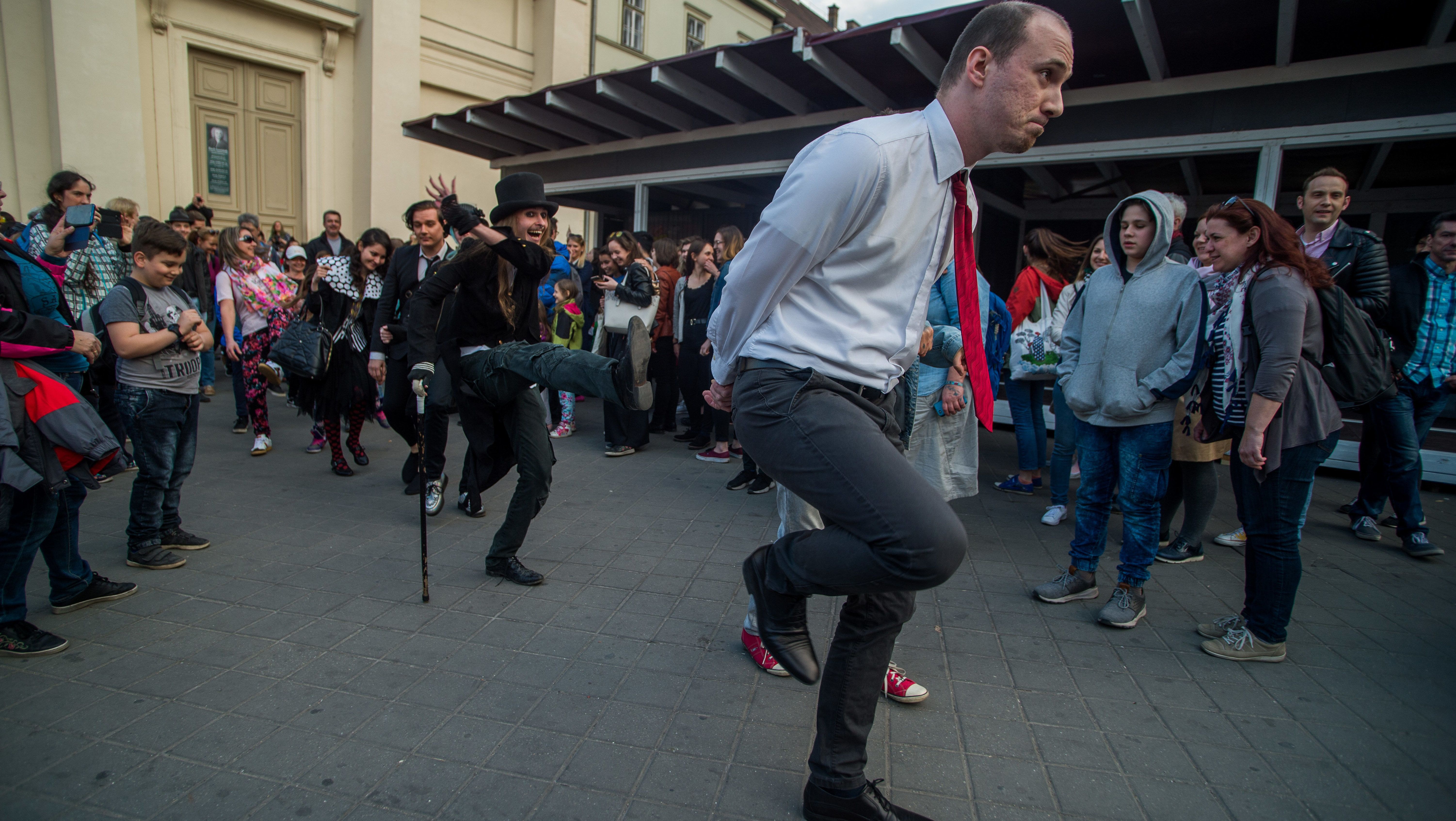 A Hülyén járás flashmob híre a BBC-ig jutott