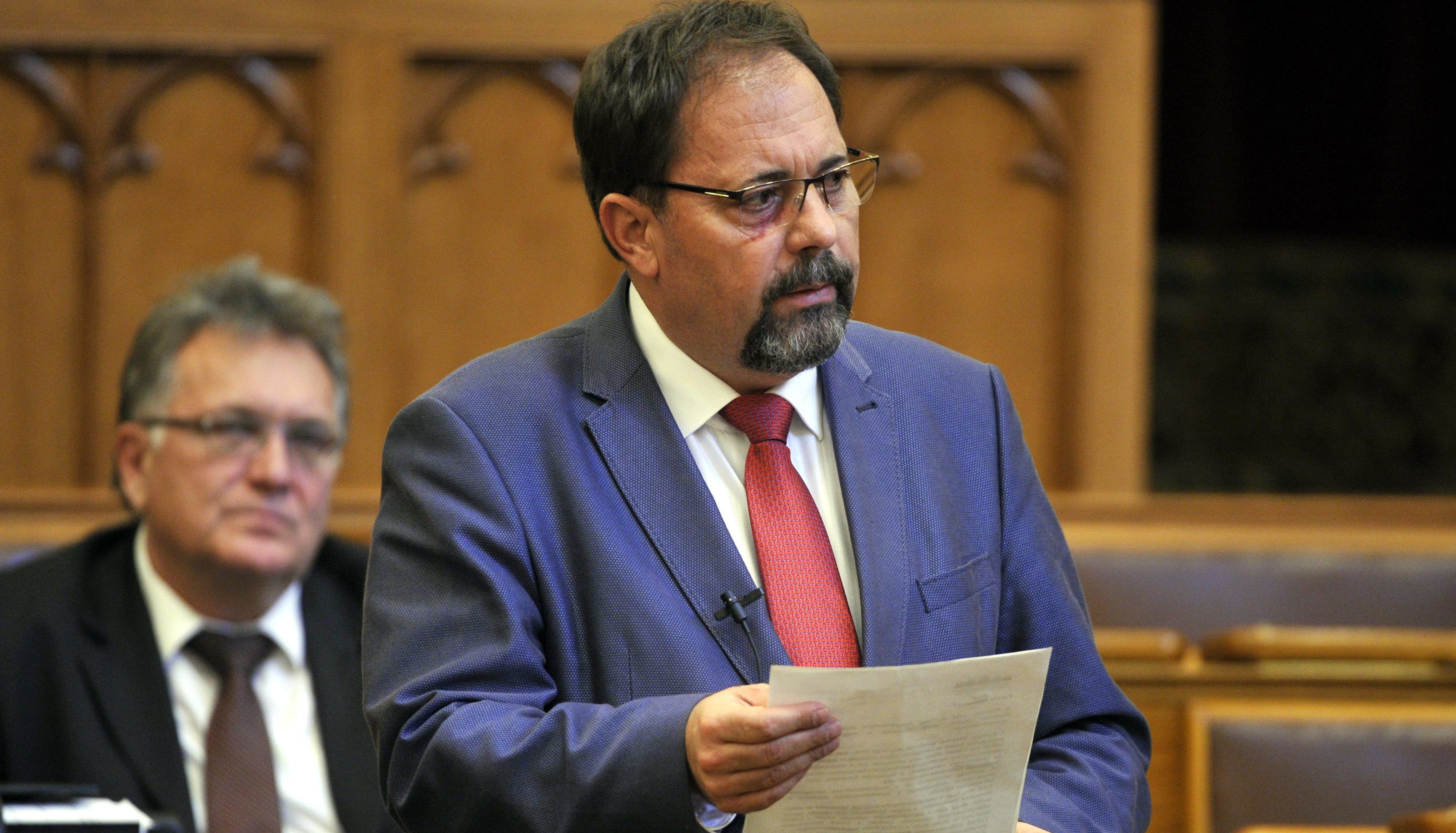 Pócs János lemondását követelik ellenzéki képviselőnők